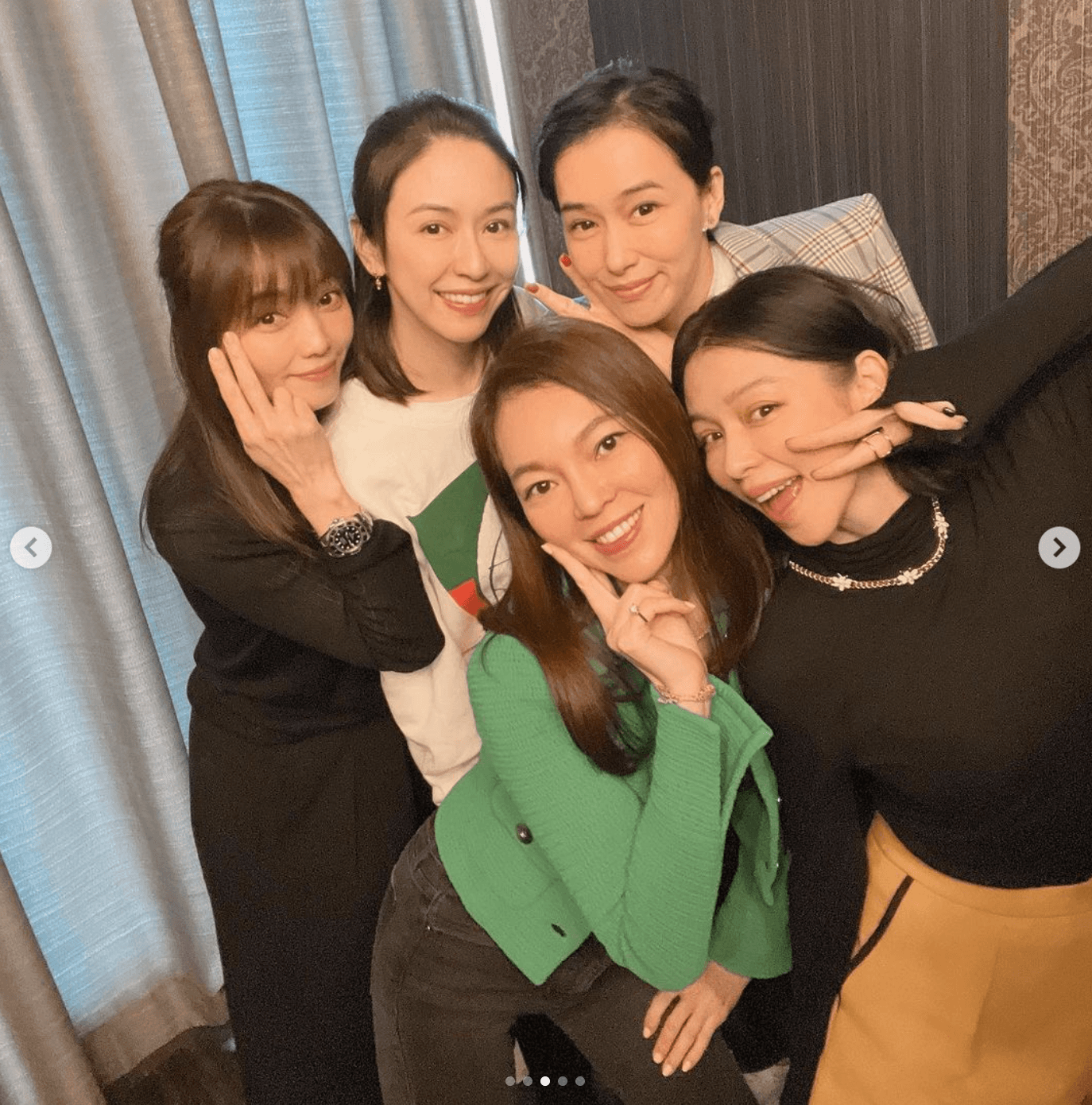 曾馨瑩與徐若瑄、徐若瑜、蔡依珊、陳妍嵐組成「女五堅情姐妹會」,開心慶生。(翻攝曾馨瑩IG)