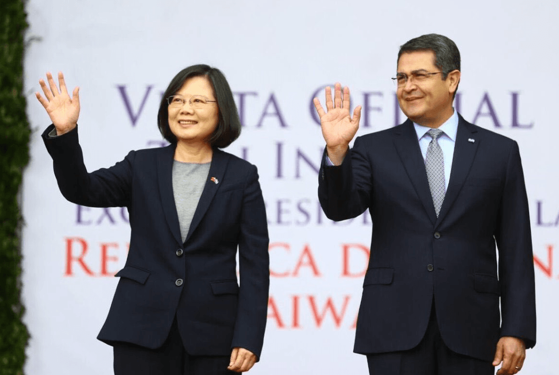 宏都拉斯前總統2021年在大選前於推特上貼出與總統蔡英文合照,公布訪台消息。(翻攝Juan Orlando Hernande推特)