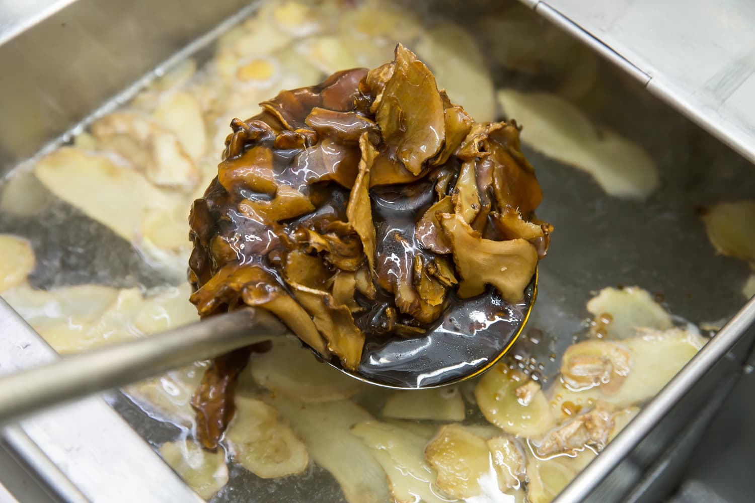 麻油雞湯是用煮雞的高湯,加入新鮮薑片與用麻油爆炒過的薑片,喝來甘甜不燥。