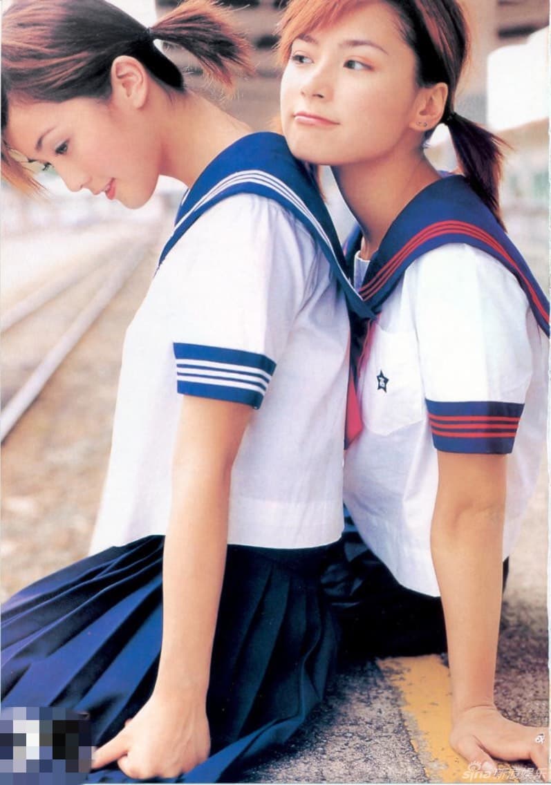 Twins出道歌曲〈女校男生〉的女學生造型可說是香港樂壇的經典,兩人的寫真集也少不了學生制服(翻攝自網路)