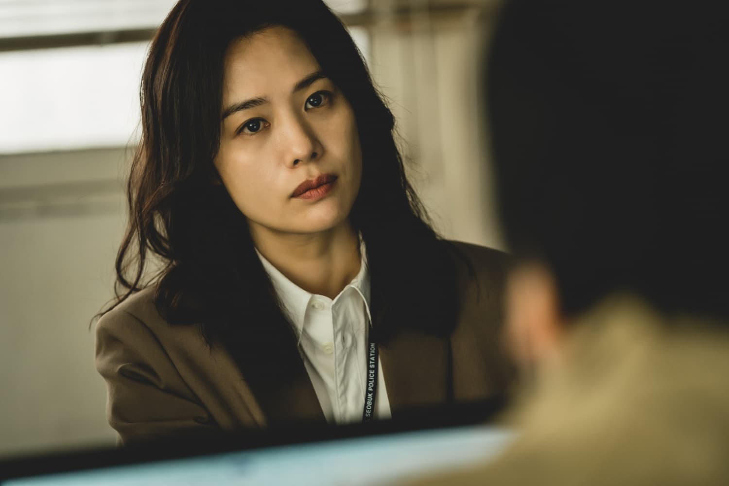 金賢珠原本擔心自己無法將《地獄公使》律師角色詮釋得好,一度不願接演。(Netflix提供)