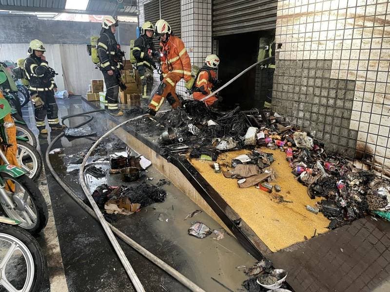 新屋郵局上午發生火警,雖無人傷亡,但車道旁的包裹全燒壞。(翻攝畫面)