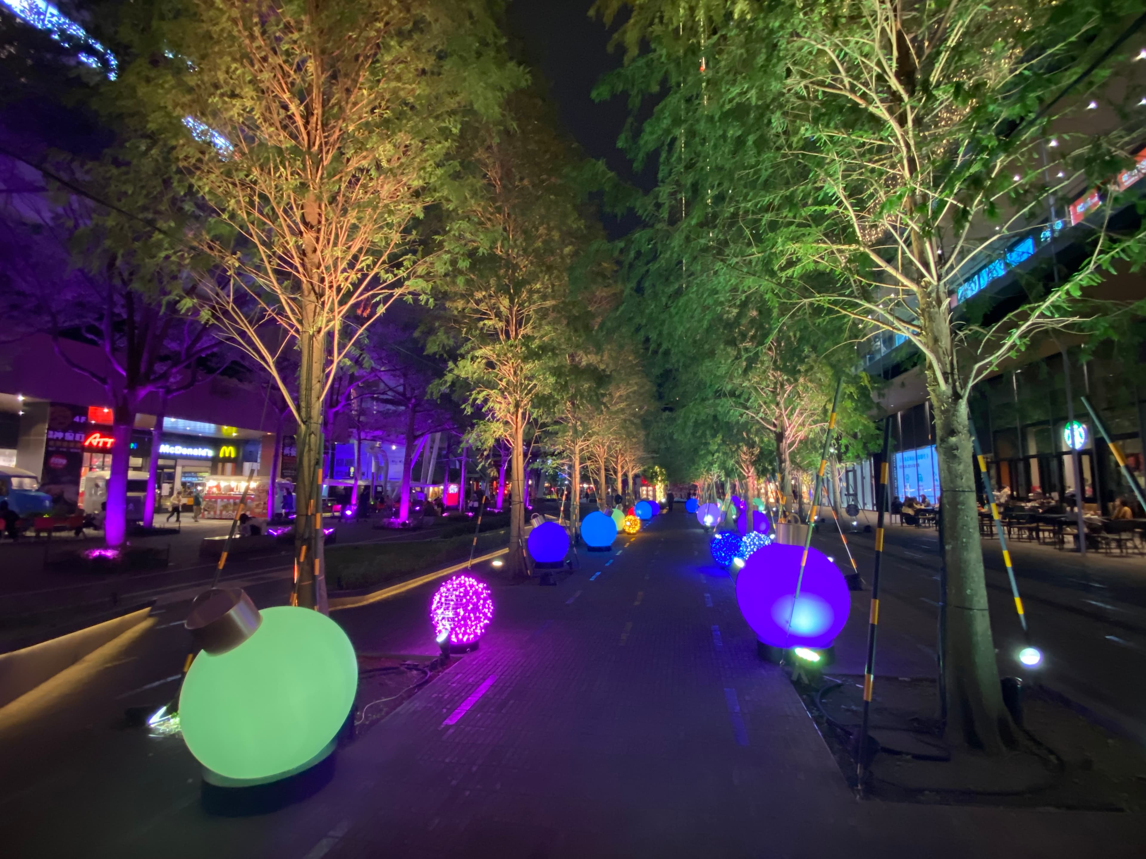 台北璀璨耶誕燈飾以「光之旅程」為全新概念規劃「奇幻夢境」、「璀璨希望」、「閃耀星河」、「浪漫愛情」及「快樂繽紛」五大主題燈飾打卡旅程。(主辦單位提供)
