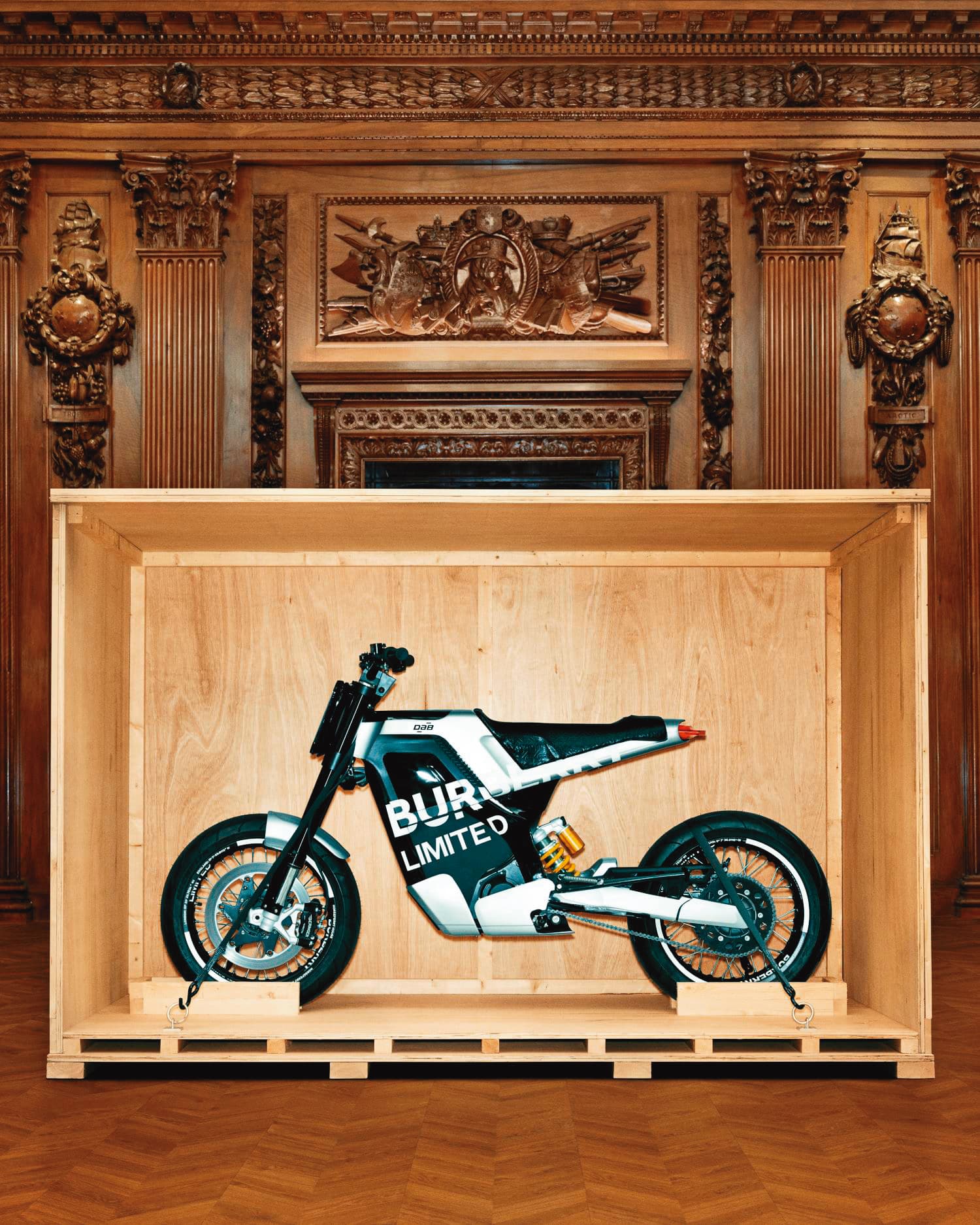 Burberry限定版Concept-E RS電動摩托車 EUR$29,900起(Burberry提供)