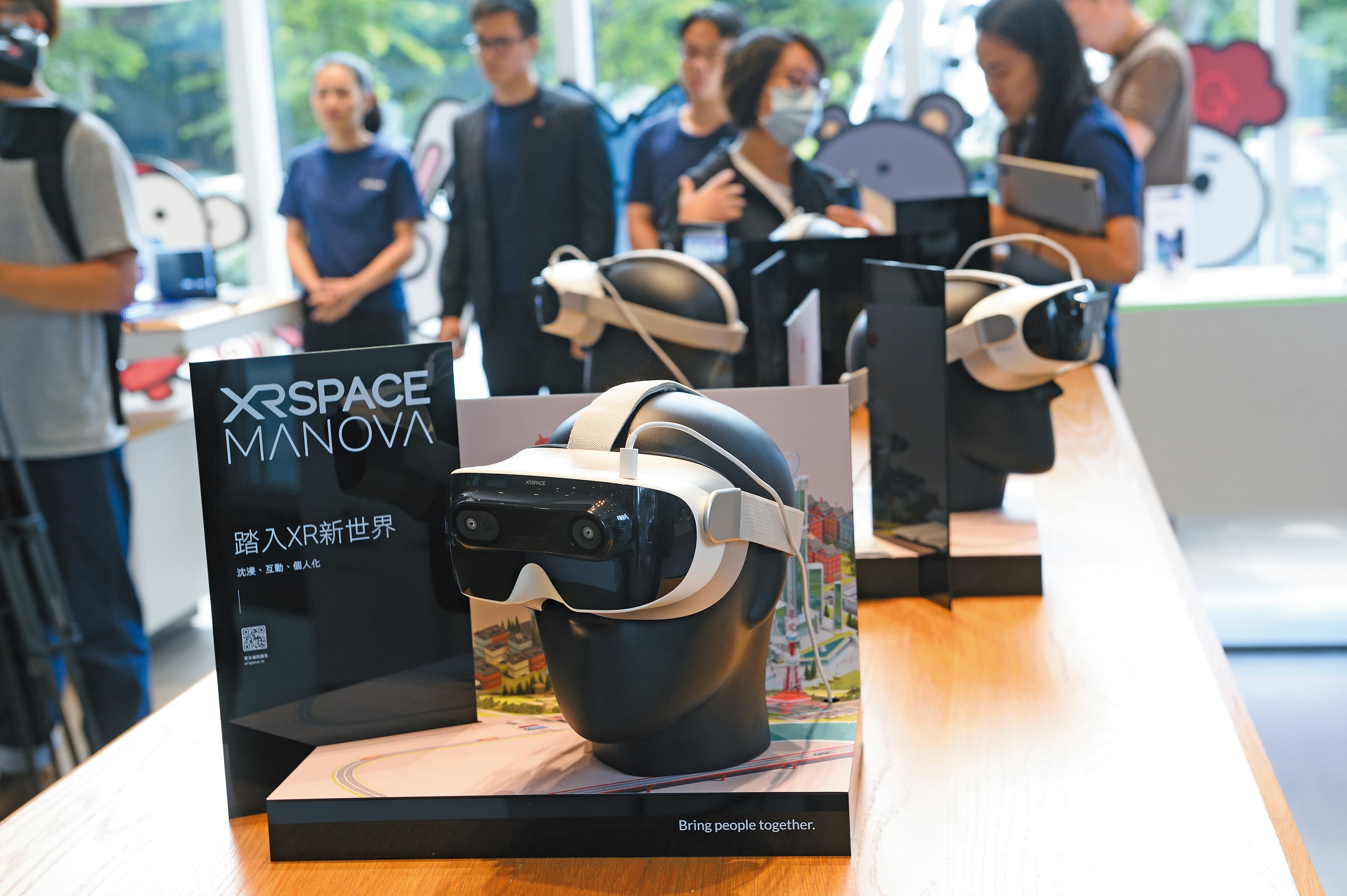 除了XRSPACE自行推出的VR眼鏡MANOVA,在周永明的元宇宙藍圖中,未來競品的眼鏡也能觀看XRSPACE內容。