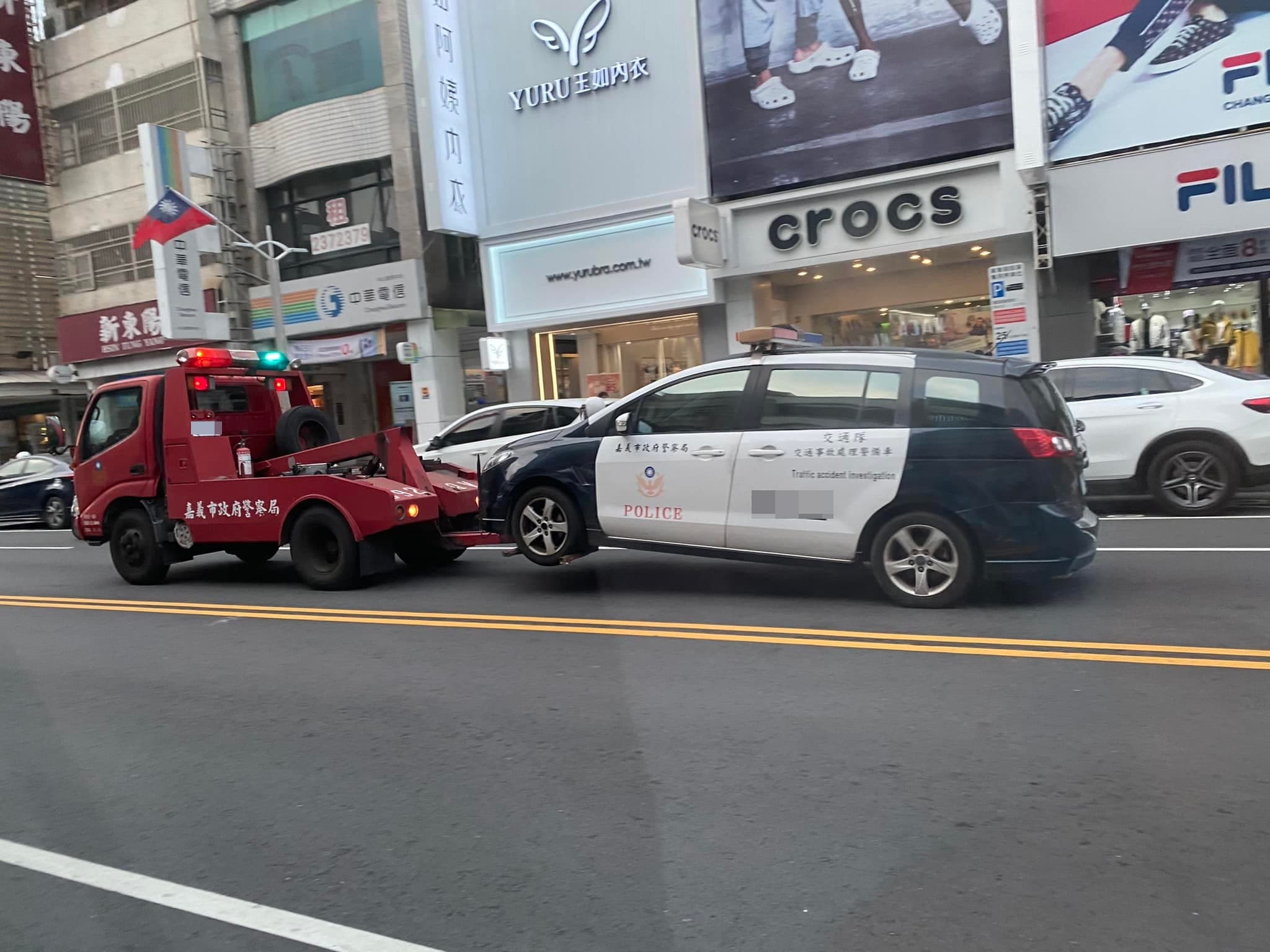 警車被拖吊的照片曝光後,引發大批網友熱議。(翻攝臉書「嘉義綠豆大小事」)