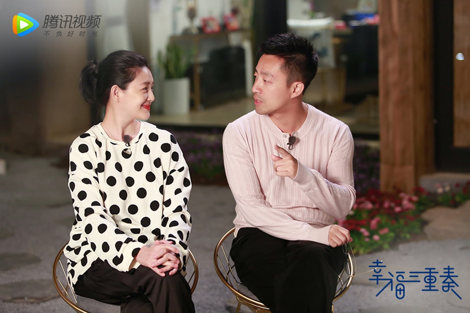 大S(左)參與實境秀《幸福三重奏》,汪小菲(右)被譽為「寵妻魔人」。(翻攝自騰訊視頻)