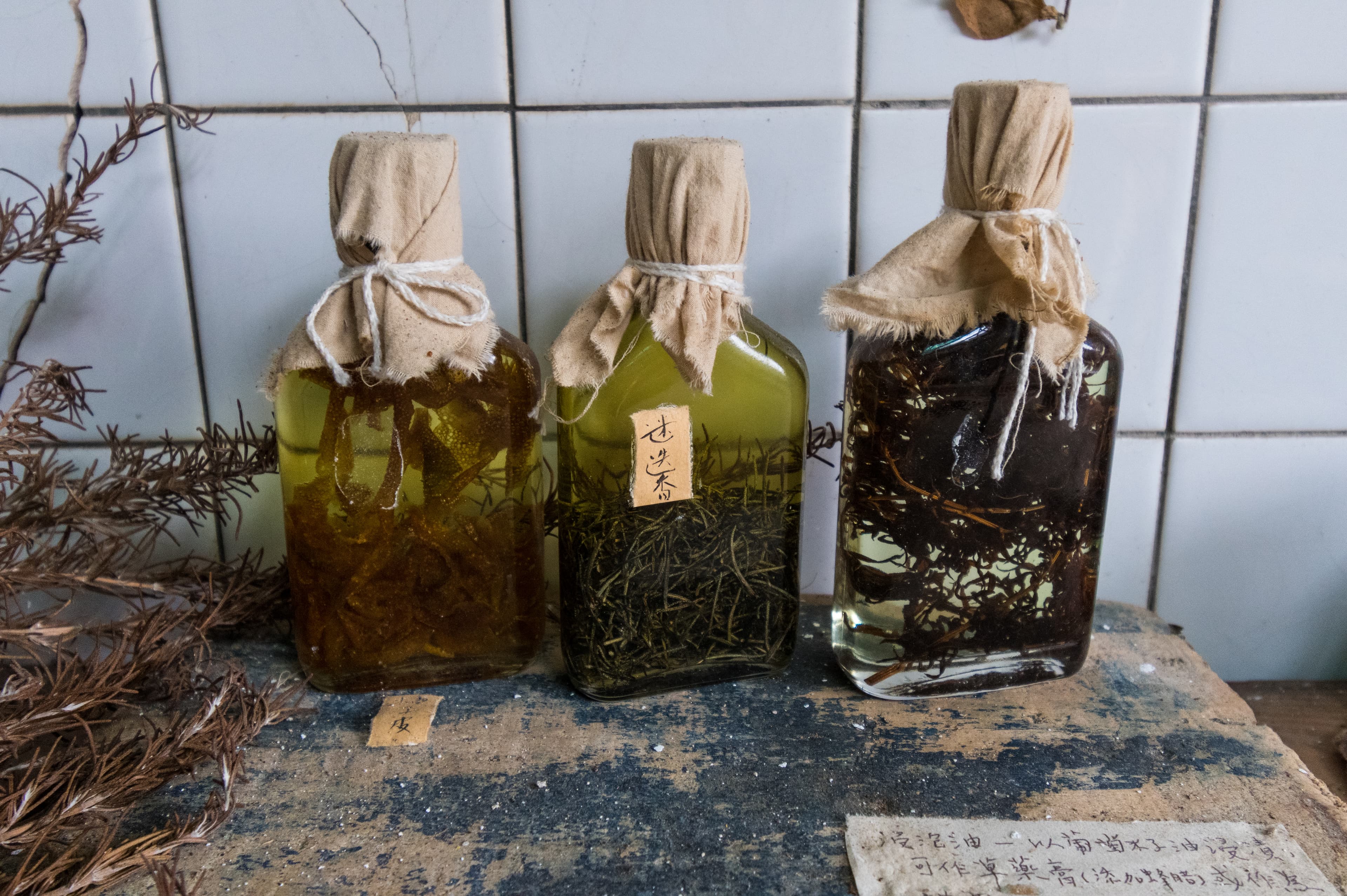 空屋裡擺放瓶瓶罐罐,將藥草以葡萄籽油浸漬。