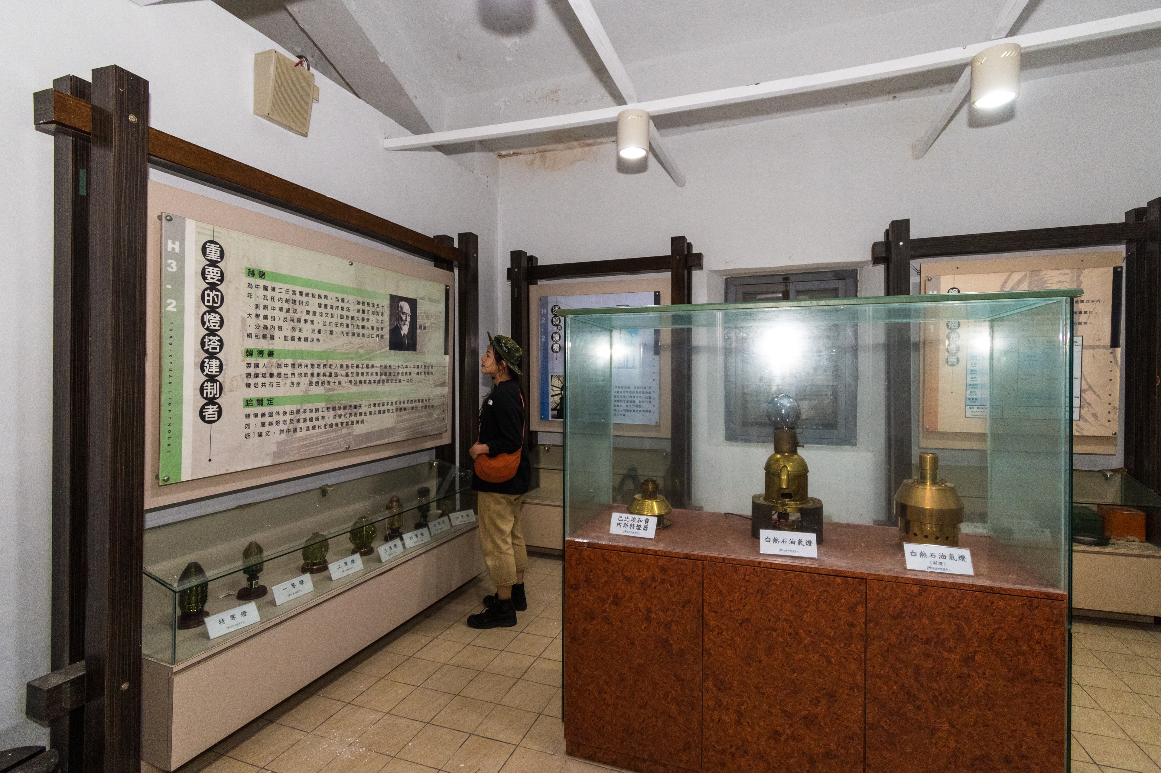 辦公廳舍現改建為展示空間,開放遊客參觀,陳列了歷代燈塔守使用過的舊煤油燈、 航海圖等文物。