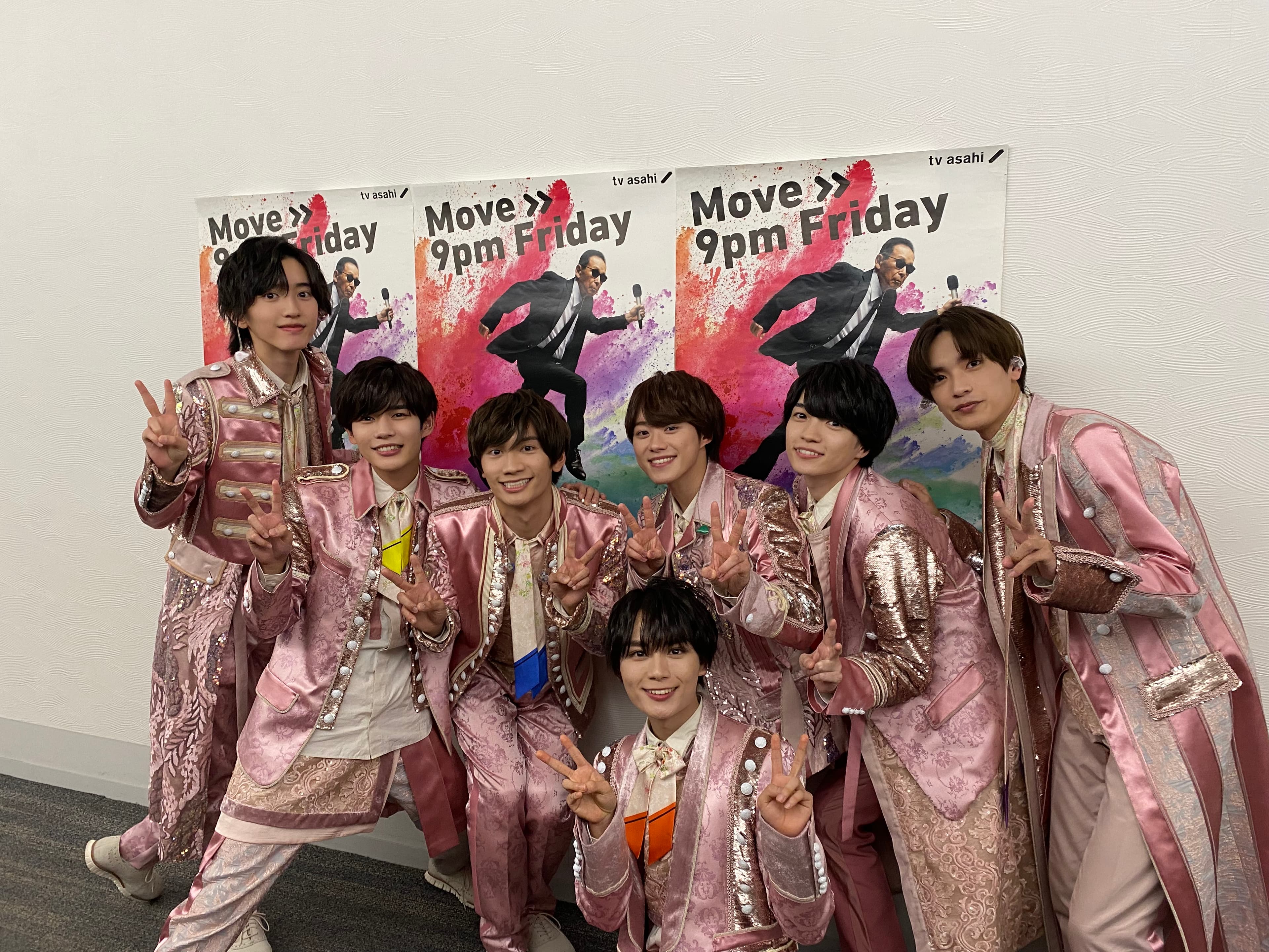 道枝駿佑到(左)所屬的男團「浪花男子」日前正式出道,清新可愛的風格深獲樂迷喜愛。(翻攝自《Music Station》Twitter)