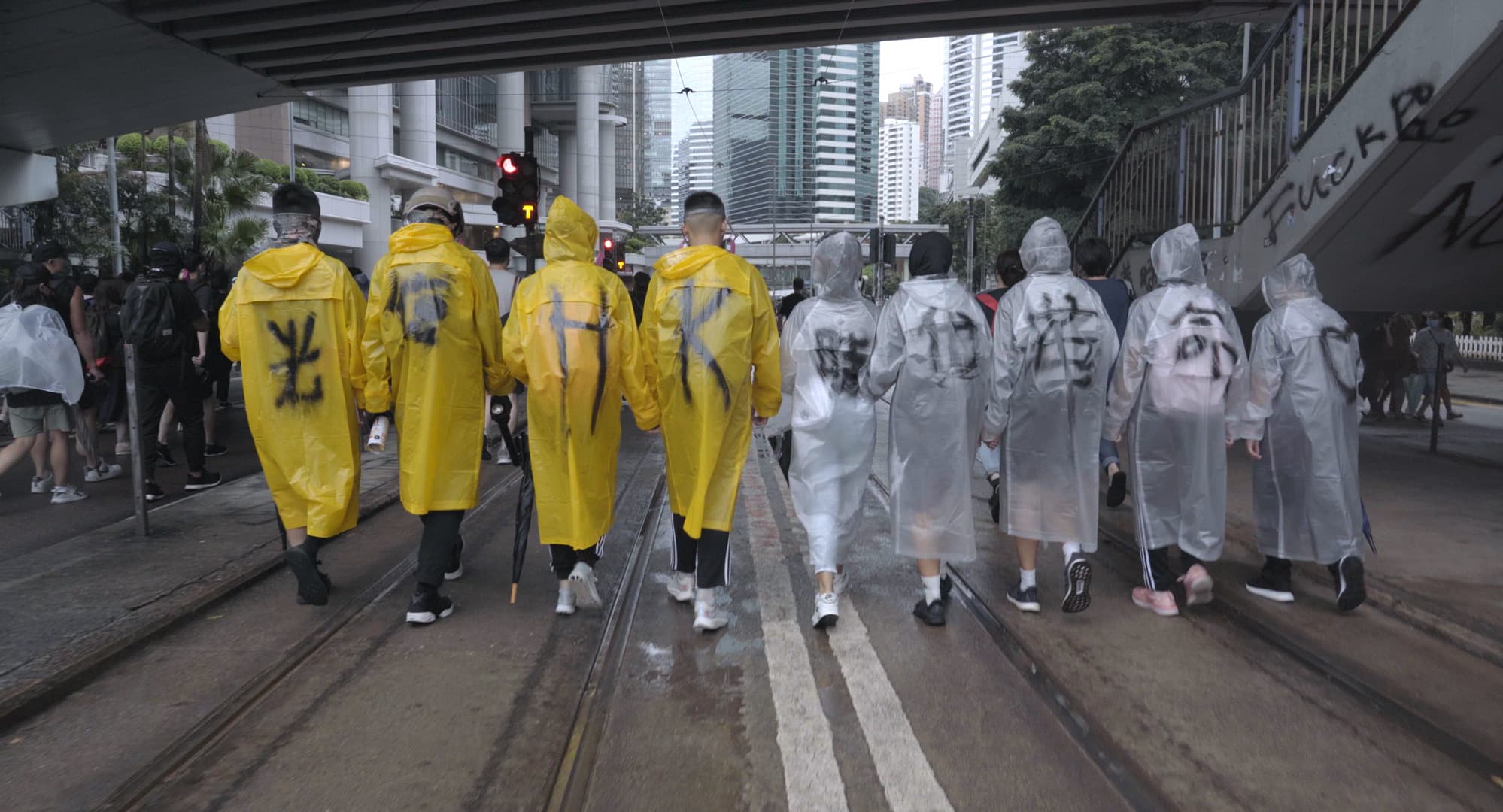 以反送中運動為背景,《時代革命》拍下7組不同參與人士的過程。(金馬執委會提供)