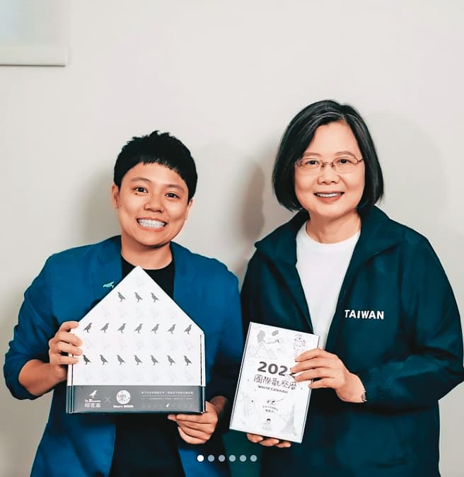 蔡英文(右)首度擔任Podcast來賓,接受國際新聞頻道「敏迪選讀」專訪。(翻攝敏迪選讀IG)