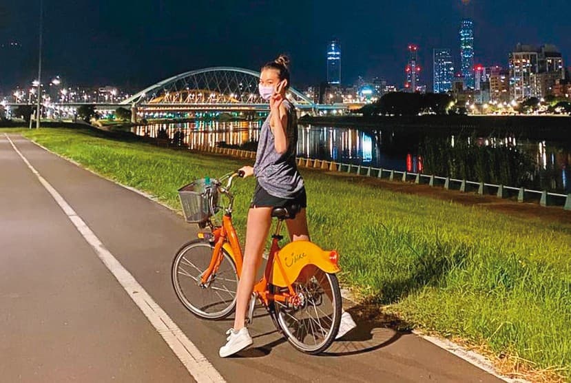 不僅錢德月,董若彤也加入夜騎行列,可見她跟媽媽的新歡有相同興趣。(翻攝自董若彤IG)