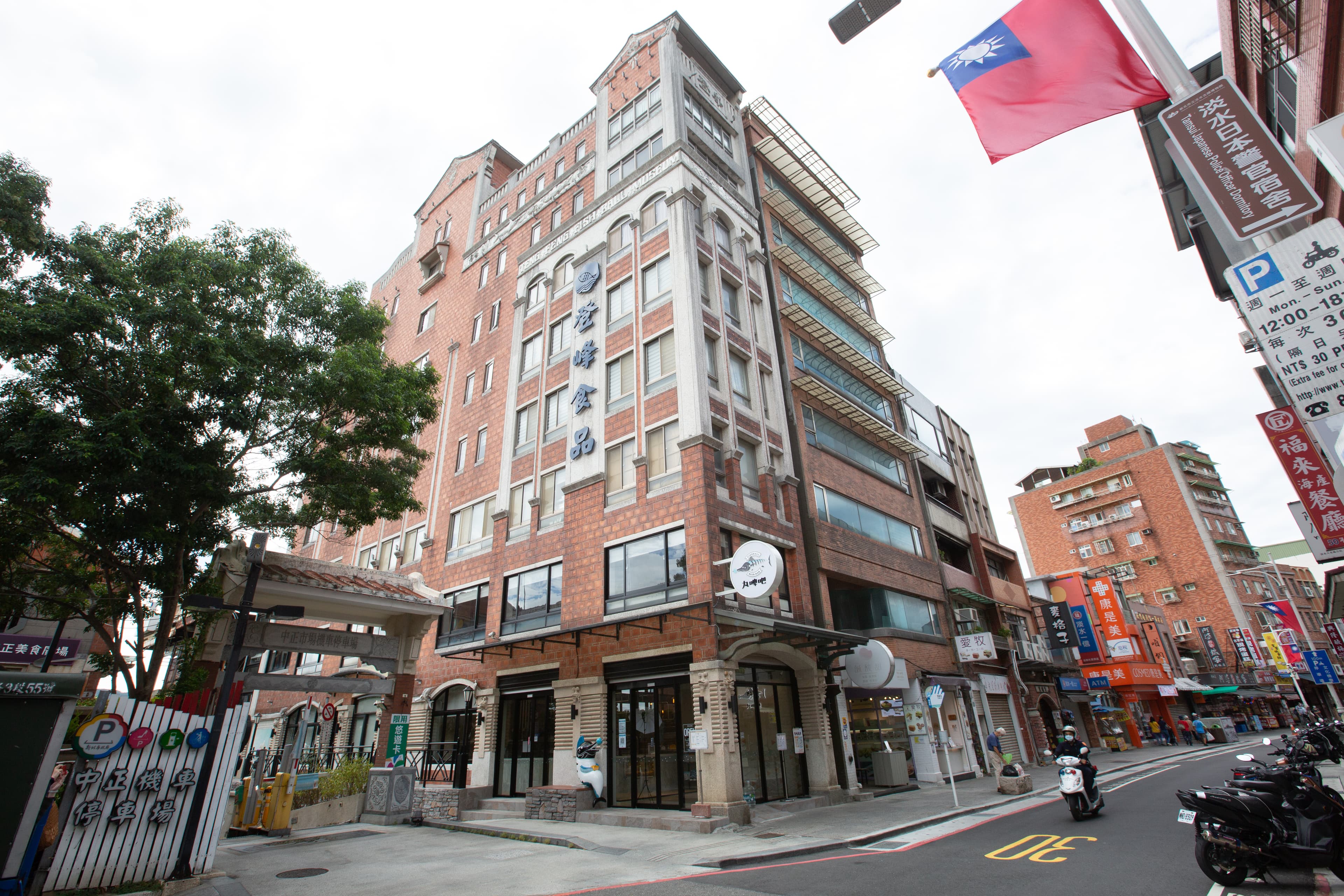 丸啤吧位在淡水媽祖廟正對面,新潮店態相當吸睛。