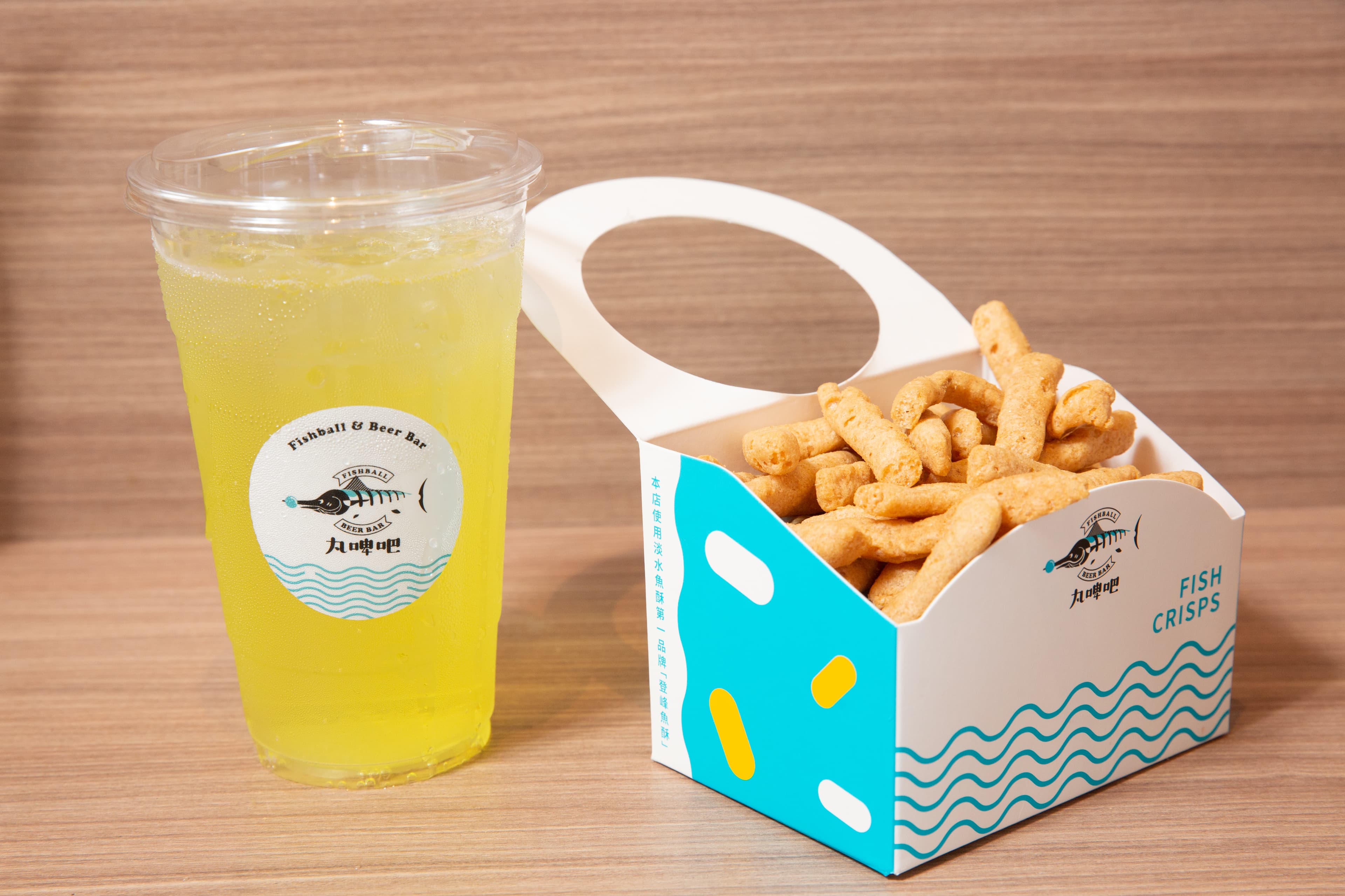 丸啤吧的魚酥新包裝很方便逛街時邊走邊吃,不用手上拿著一堆東西。(小魚酥加飲料,120元/份)