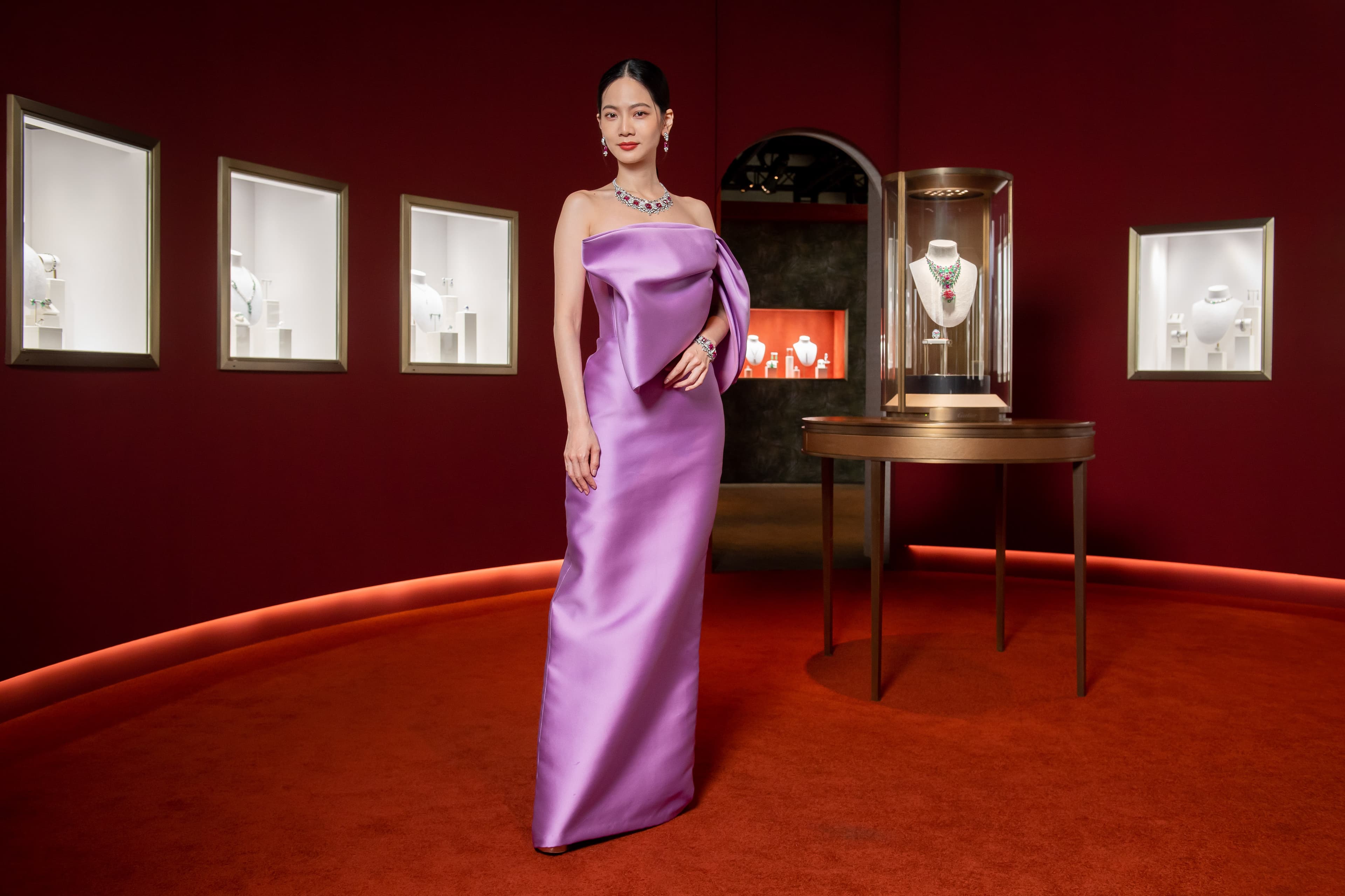 曾之喬佩戴價值近6,700萬元的卡地亞LEITMOTIV紅碧璽珠寶出席活動。(Cartier提供)