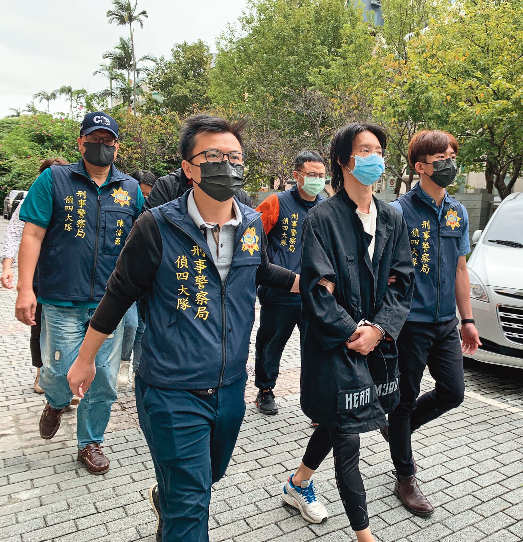 YouTuber小玉(右2)行事風格向來引發爭議。據警方透露,小玉深知在做「不道德的事」、遲早會被捕。(警方提供)