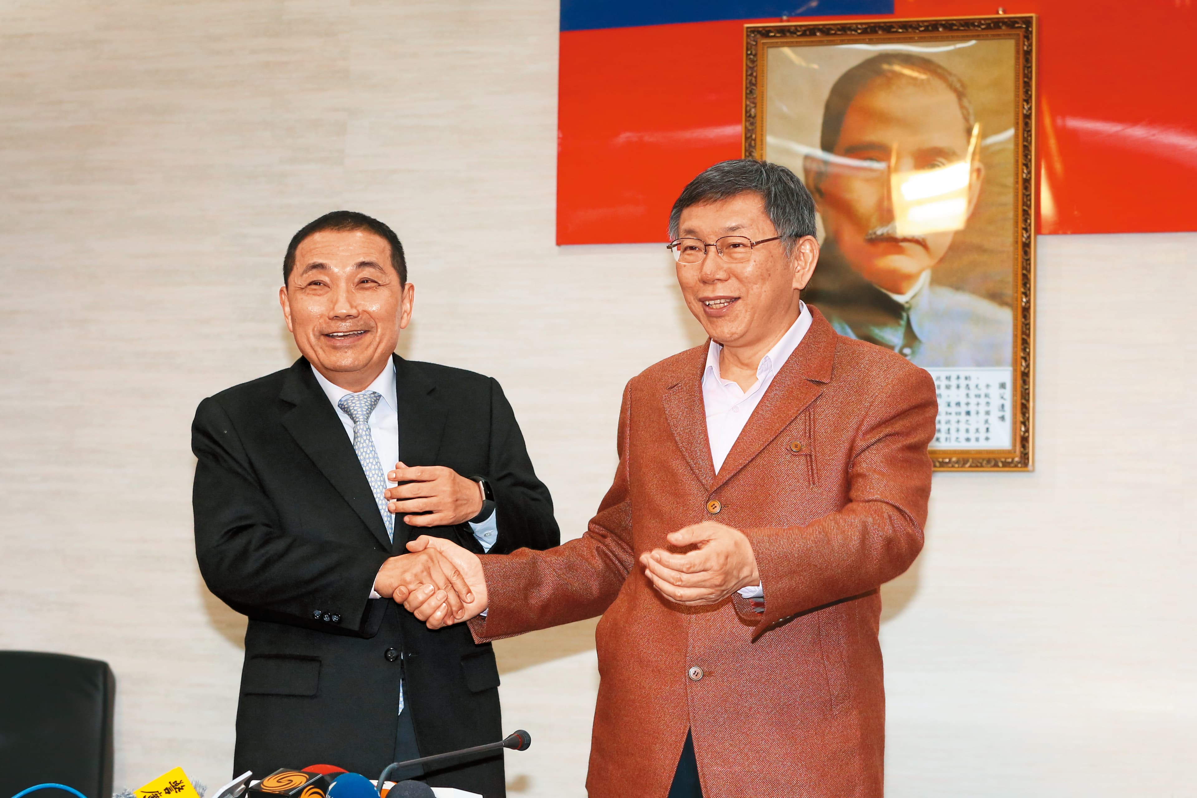 新北市長侯友宜以市政為由,拒絕出席國民黨公投說明會,但7日卻與台北市長柯文哲等人合體,暢談城市抗疫學,引發黨內不滿。圖為侯2019年拜會台北市議會。