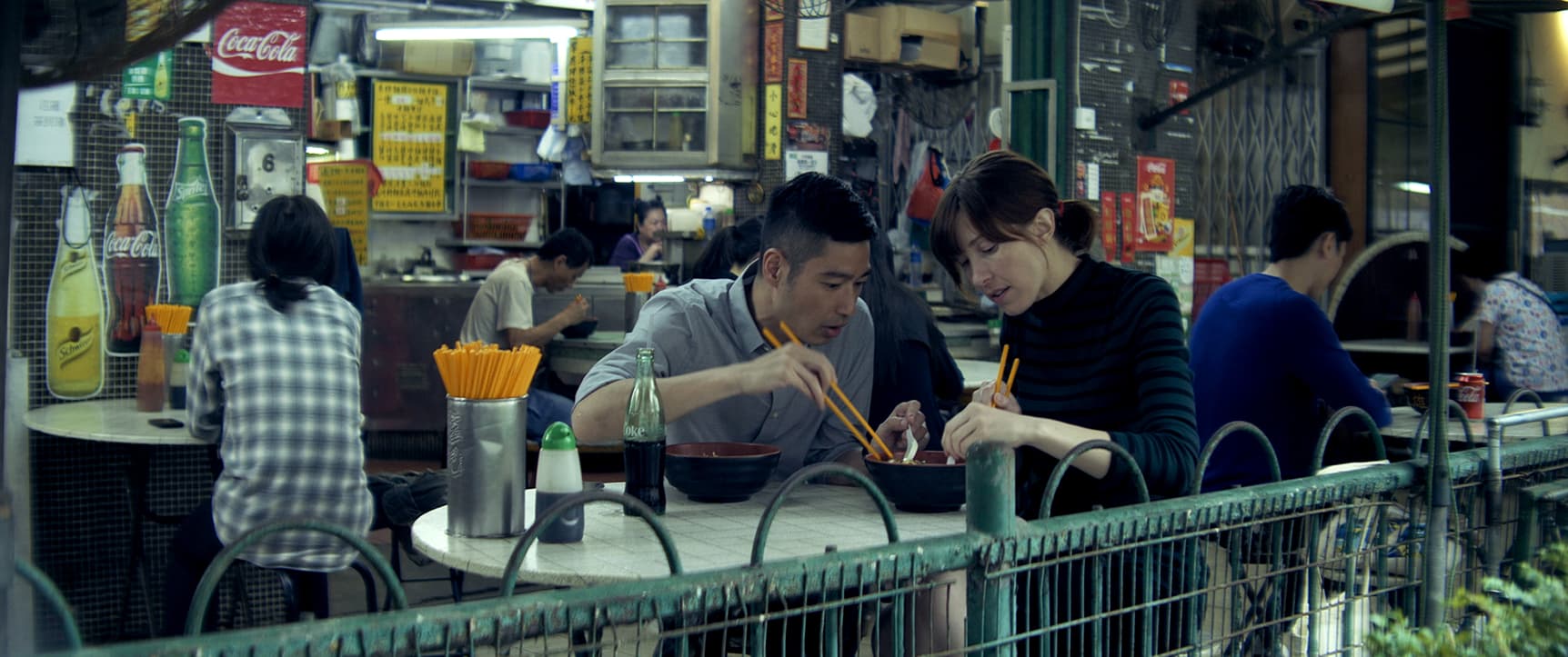 《夜香.鴛鴦.深水埗》帶人回味最道地的香港美食。(佳映娛樂)
