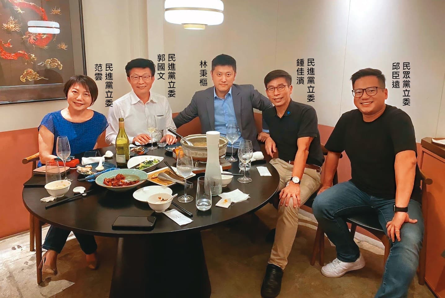 林秉樞做東坐包廂主位,邀4名跨黨派立委同桌餐敘,派頭十足。(讀者提供)