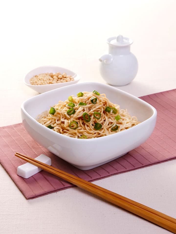 鄧肯羅賓森表示,自己最喜歡的阿舍乾麵口味是台南乾麵。(阿舍食品提供)