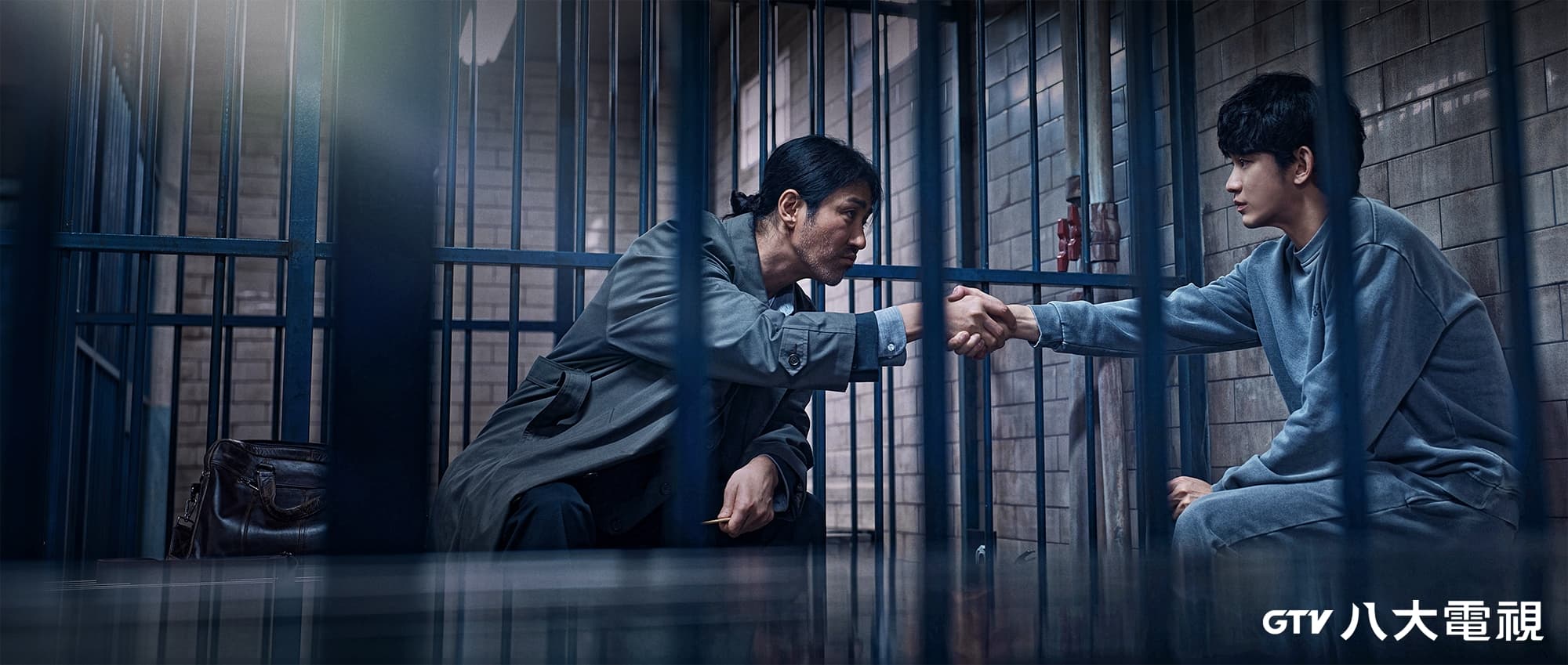 金秀賢(右)與車勝元主演的《某一天》改編自英國BBC劇集《司法正義》。(八大電視提供)