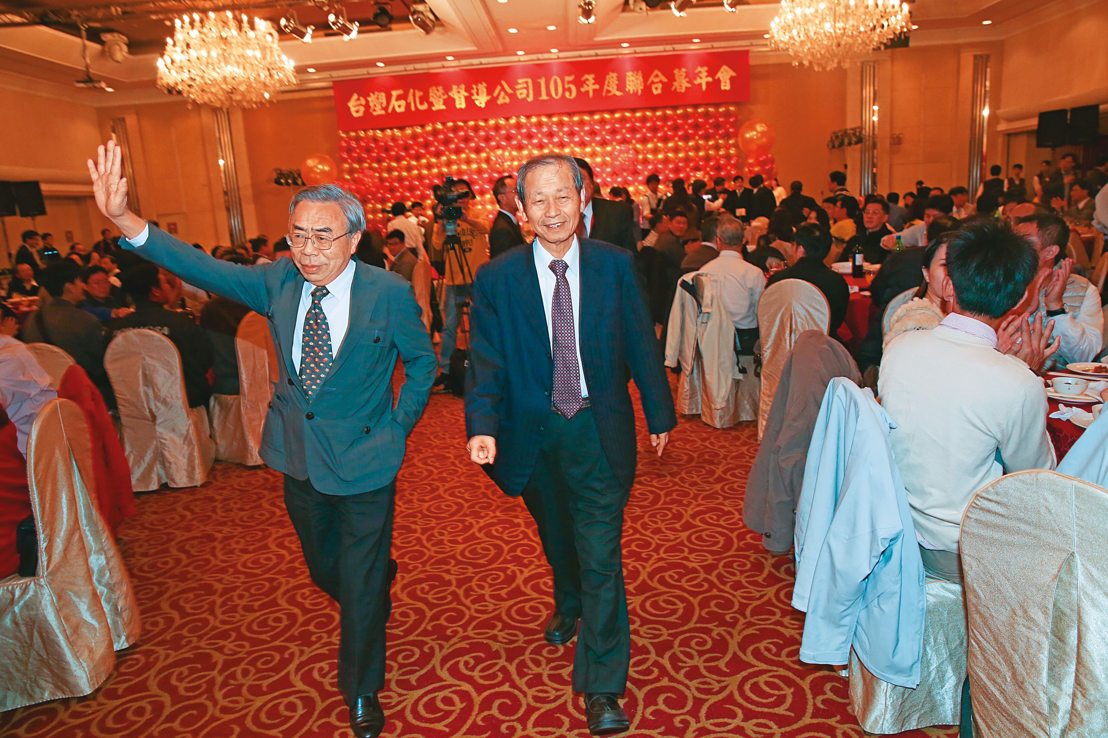 碳捕捉技術研發備受台塑集團各子公司重視,總裁王文淵(左)親自督軍。