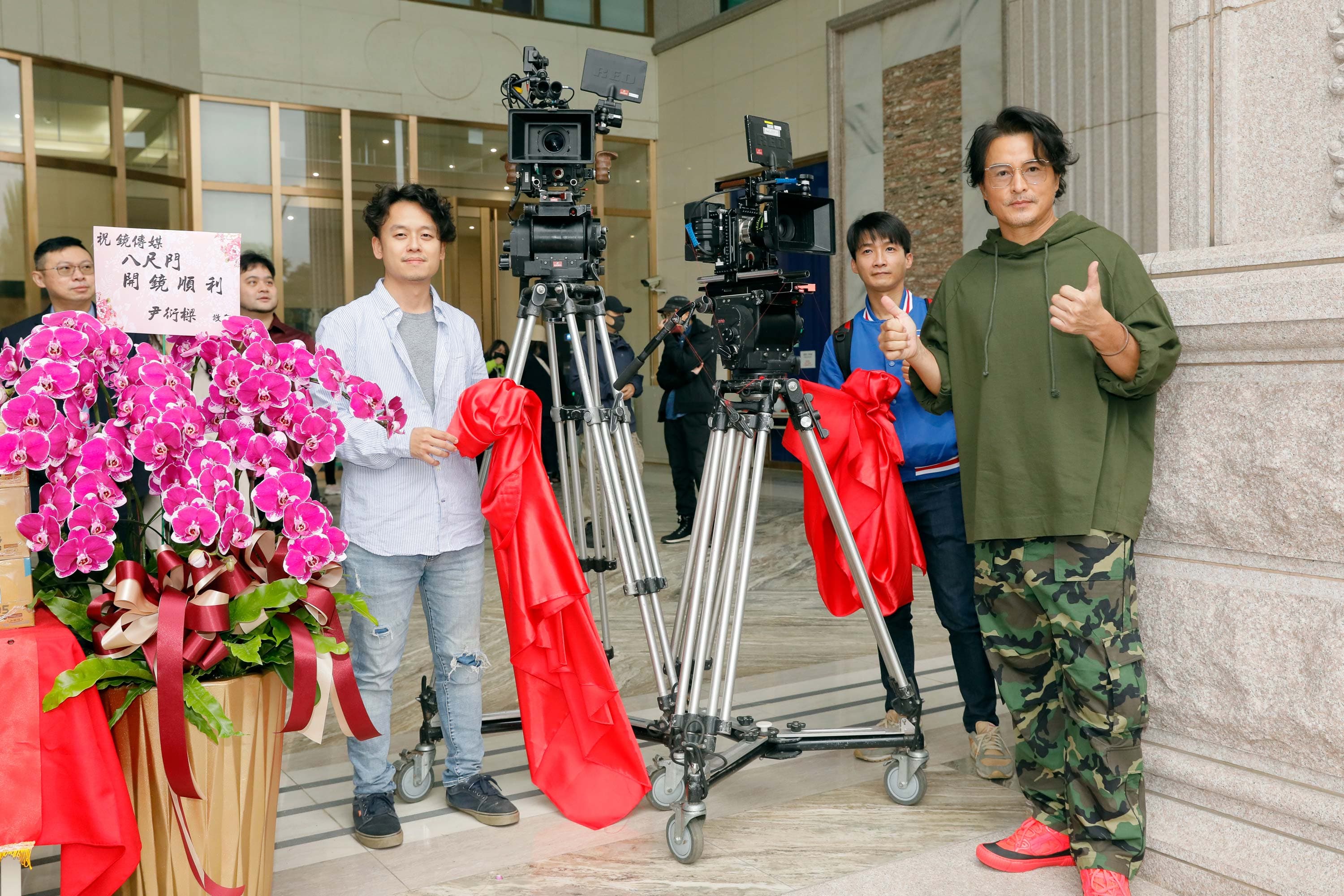 導演唐福睿(左起)、攝影指導詹嘉文、李銘順掀開攝影機紅布。(鏡文學提供)