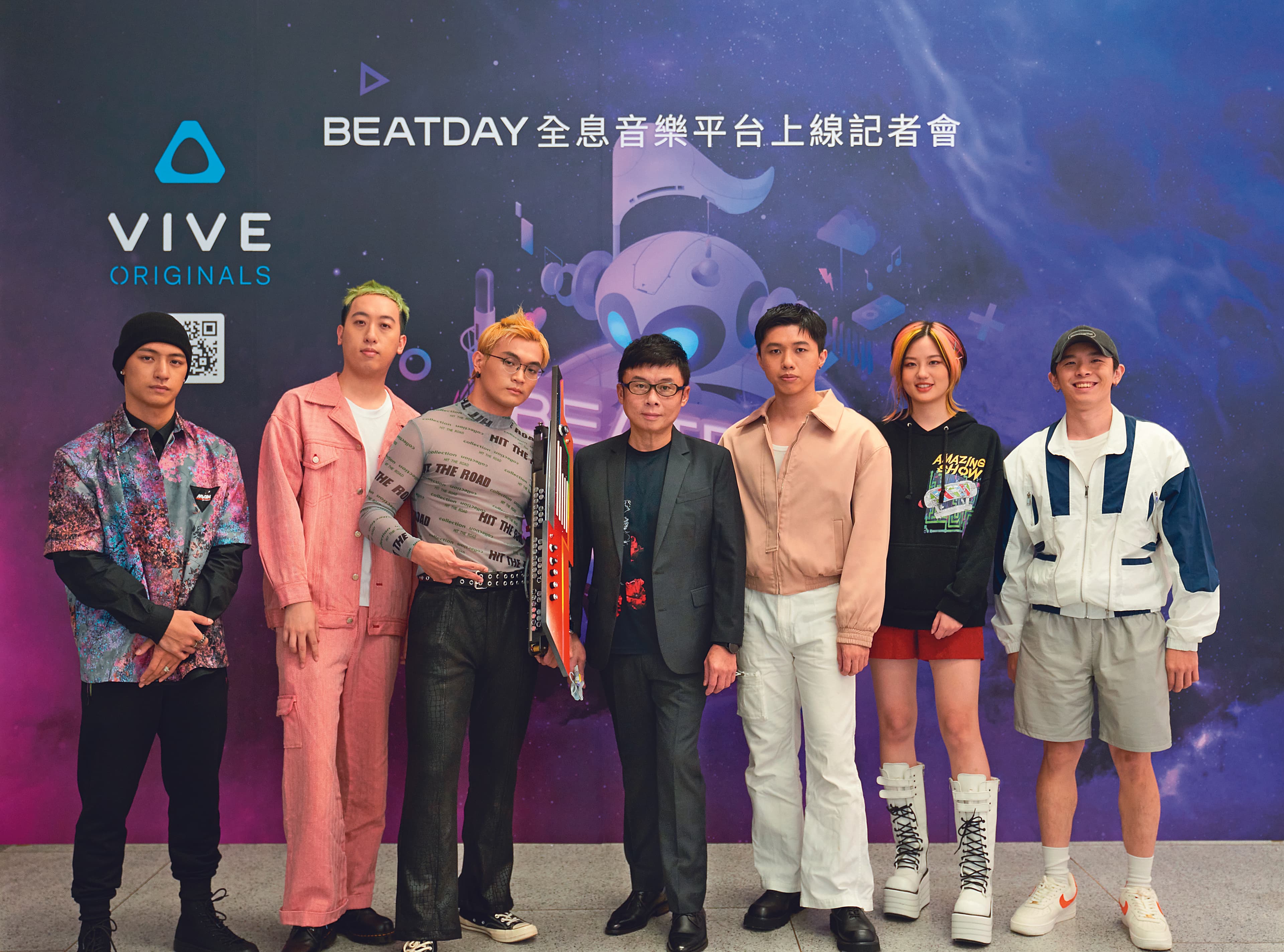 BEATDAY日前舉行美秀集團全息演唱會封測專場,劉思銘(中)與藝人吳霏(左起)、美秀集團成員修齊、狗柏、冠佑、婷文和鍾錡出席記者會。(HTC VIVE ORIGINALS提供)