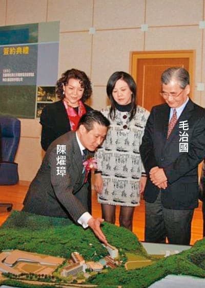 14年前,仲成公司董事長陳燿璋向時任交通部長毛治國及朝野立委說明開發計畫,看似風光,但工程卻卡關至今。(讀者提供)