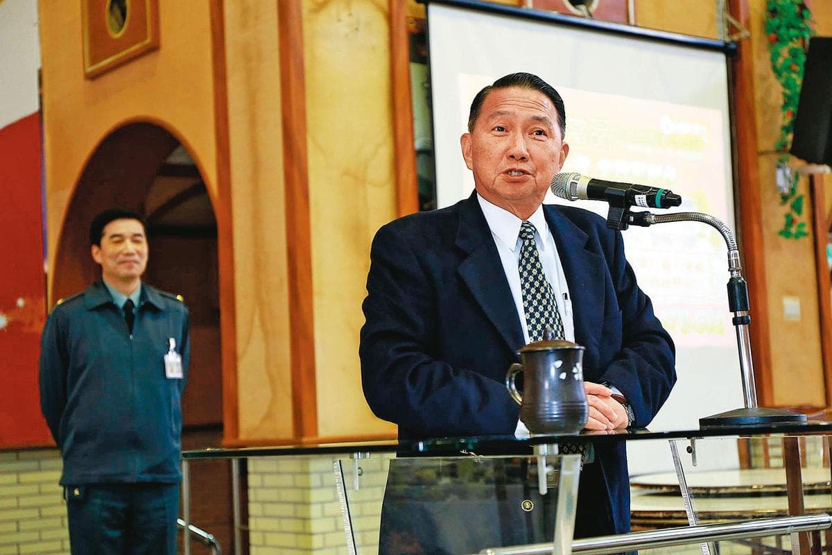 前國防部總政戰部主任鄧祖琳(圖)以妻子鄧陳秀蘭名義,買了10張佳和集團股票。(翻攝國防大學臉書)
