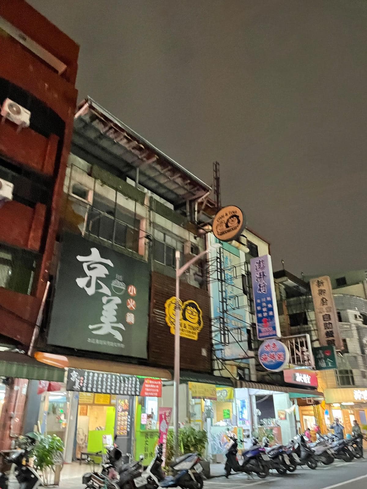 高雄市鳳山區部分路段今晚突然停電,市議員李雅靜po出停電面畫,直呼「路燈又不亮了,耶誕老公公找不到回家的路了」。(翻攝自李雅靜臉書)