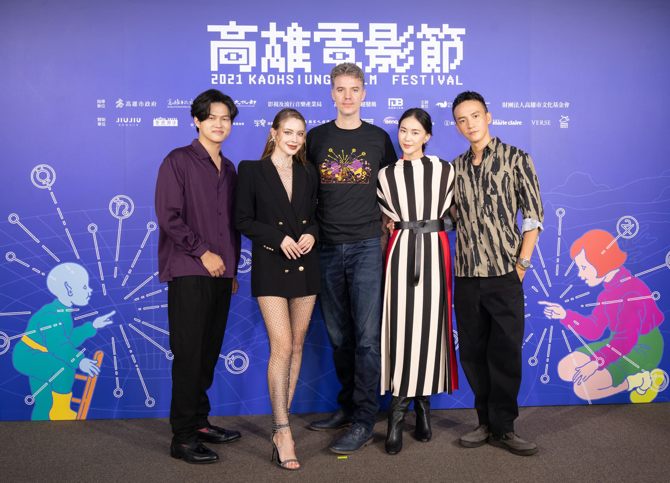 《詭祭》由荷蘭導演王洪飛(左三)擔任編導,主要台灣演員有鍾瑶(右二)、曹晏豪(右一 )、阮承恩(左一)和安妮(左二),該片入選2021高雄電影節。(高雄電影節提供)