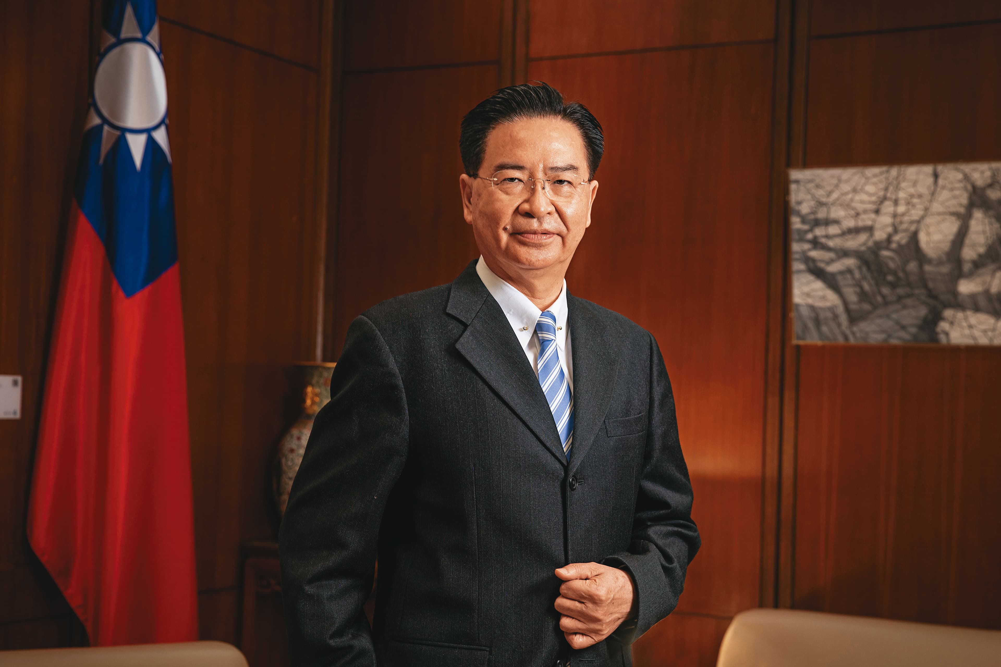吳釗燮是資深外交官,曾任陸委會主委,更是中華民國首位有民主進步黨籍身分的駐美代表。他成長時親見台灣國際空間如何被限縮,如今仍不時想起蔣經國那句「堅守民主陣營」。