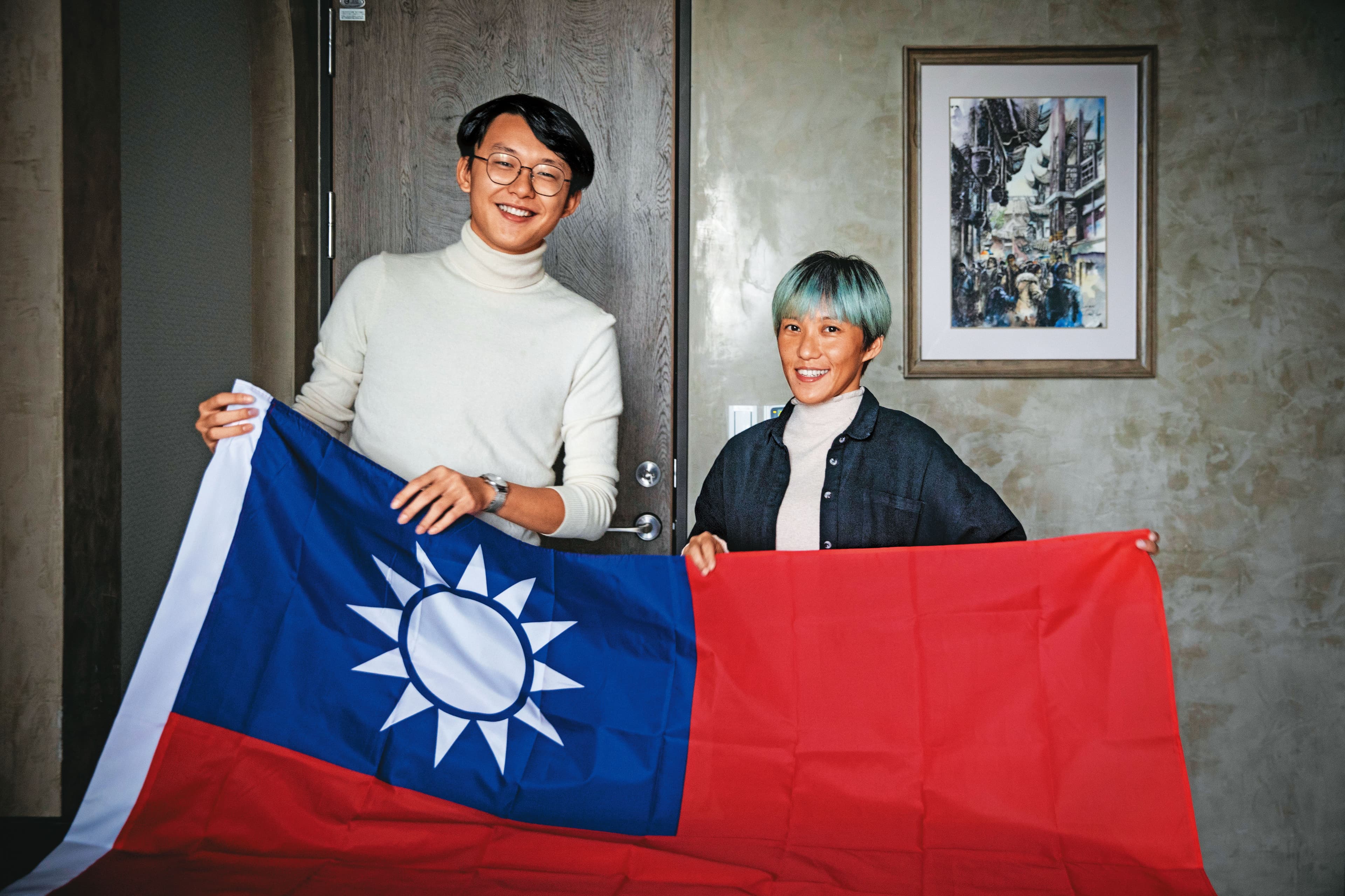 侯一明(右)反覆折疊了多次,才順利和吳秉宥(左)共同一拉便攤開國旗。
