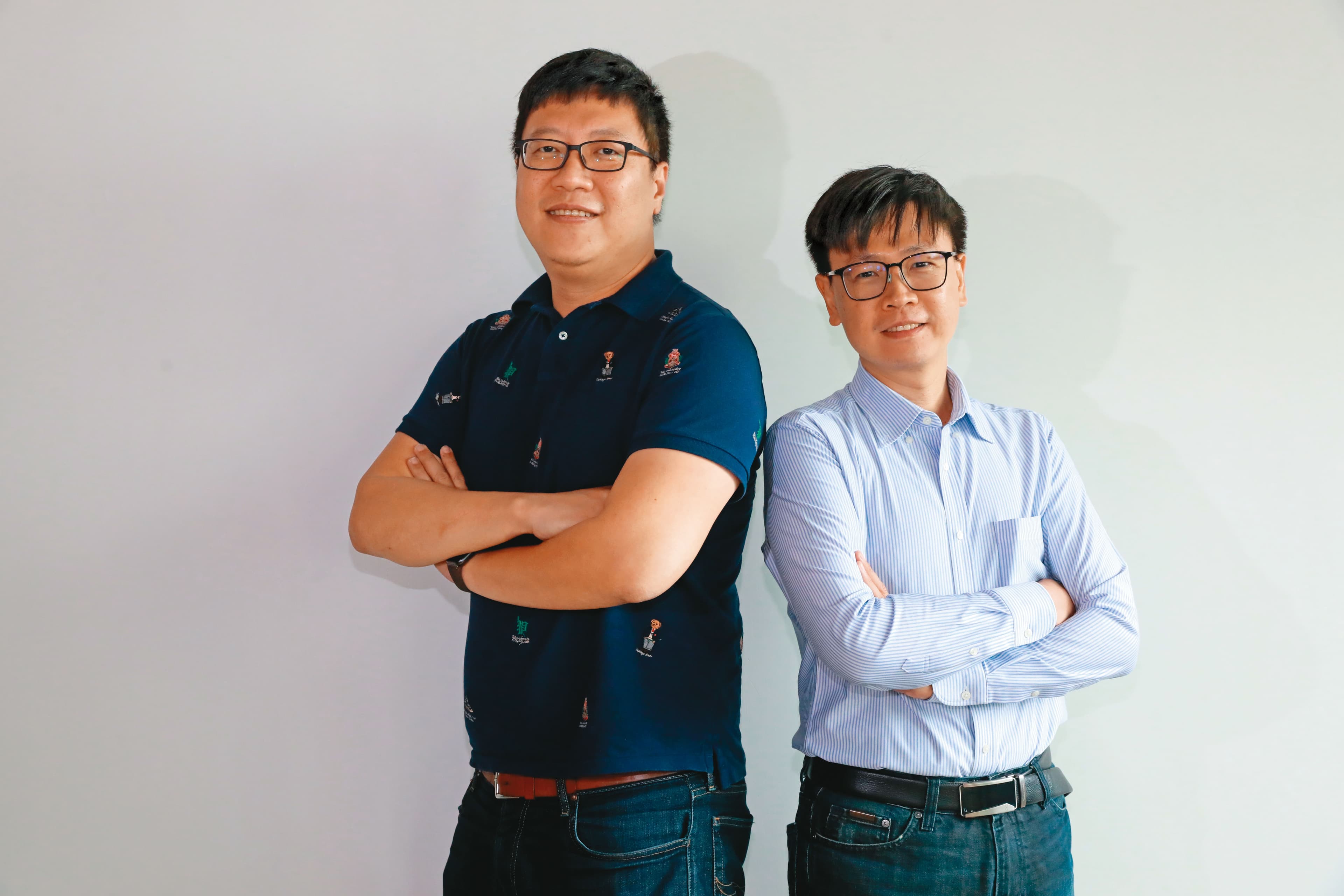 吳銘軒(左)長期關注數位民主,資安專家蔡松廷(右)則研究網路戰。