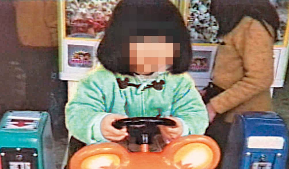 女童生前活潑可愛,卻慘遭狠心保母情侶虐死。(翻攝畫面)