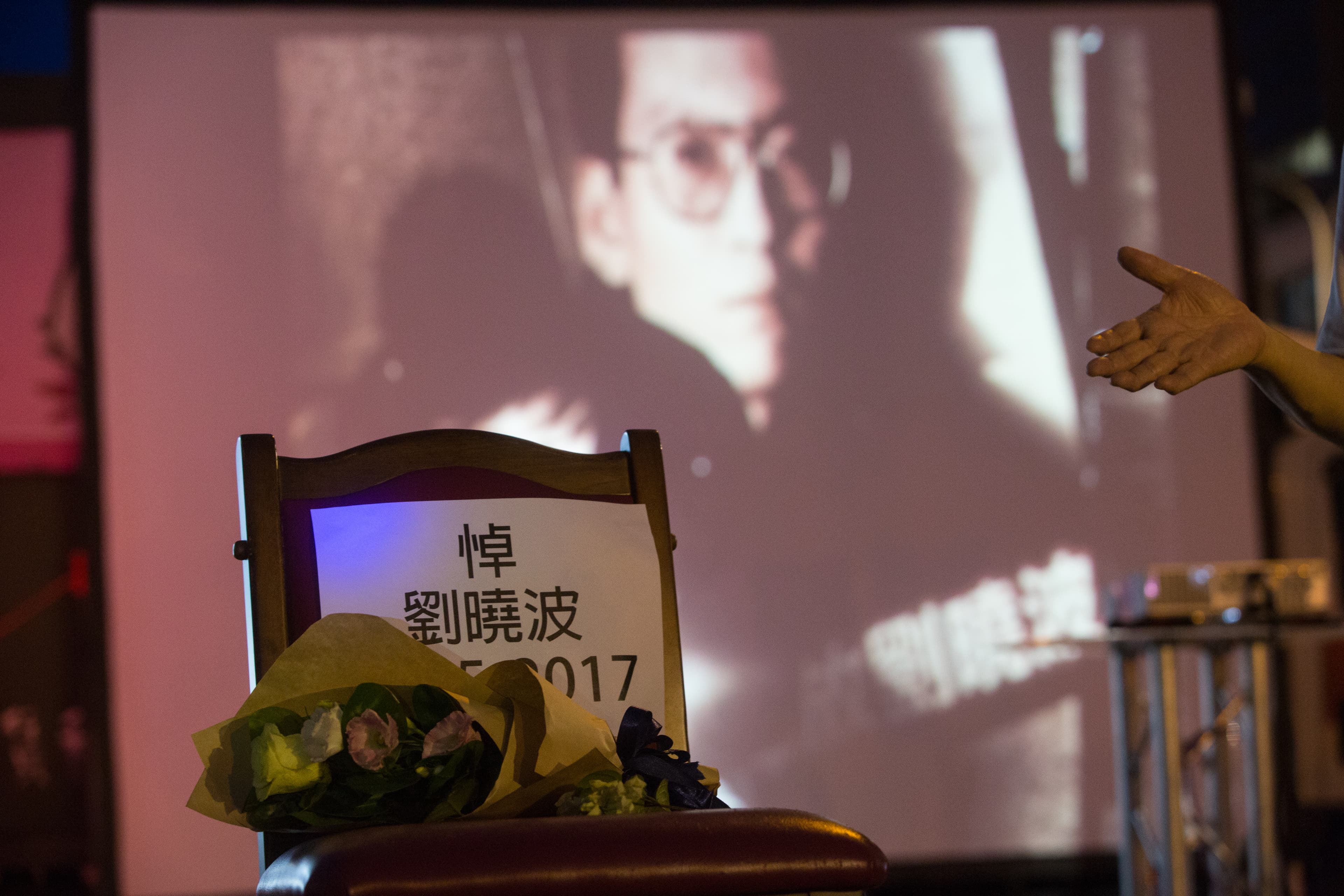 劉曉波入獄後獲頒諾貝爾,不過直到其逝世前都無法親自領獎;圖為2017年劉曉波追思會。(本刊資料照)
