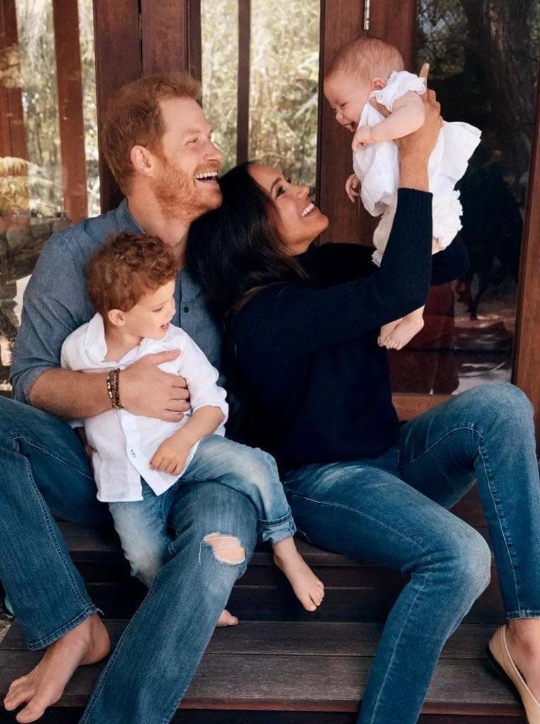 哈利與梅根去年公布一家四口耶誕卡,相當可愛。(翻攝Alexi Lubomirski IG)