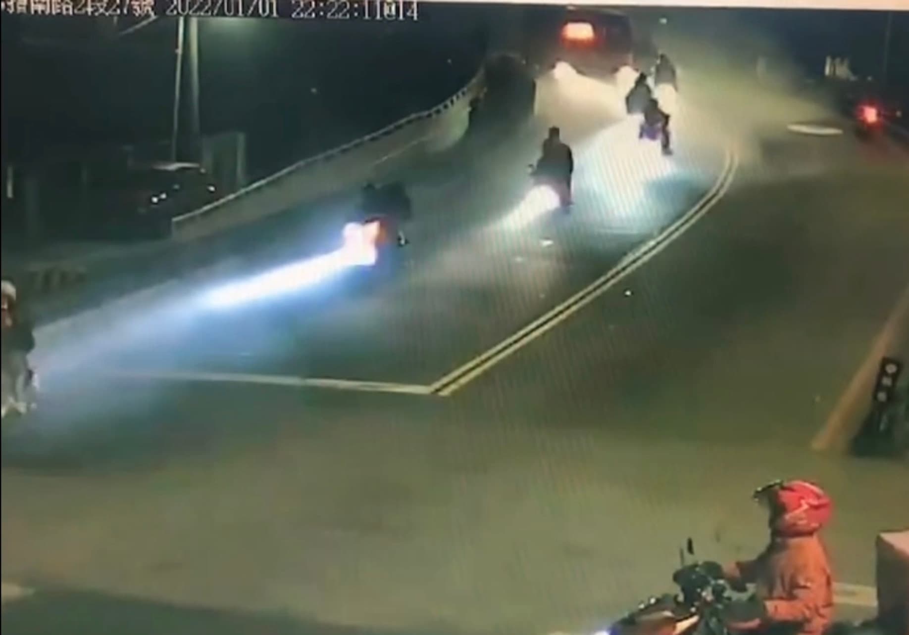 飆仔沿路燃放煙火及信號彈,火光及濃煙嚇壞附近居民。(警方提供)