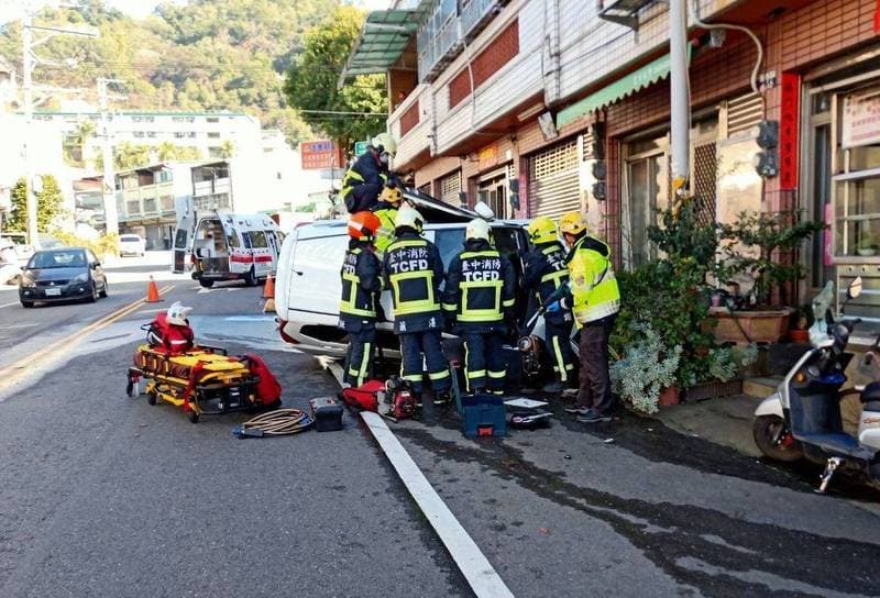 警方破壞車體,將受困車內的3女救出。(消防局提供)