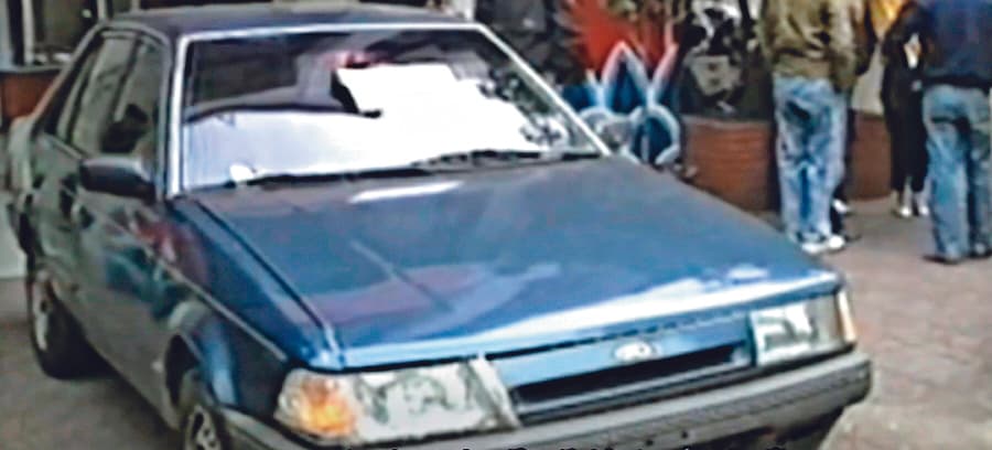 張正義當年用租來的藍色轎車冒充計程車,伺機犯案。(東森新聞提供)