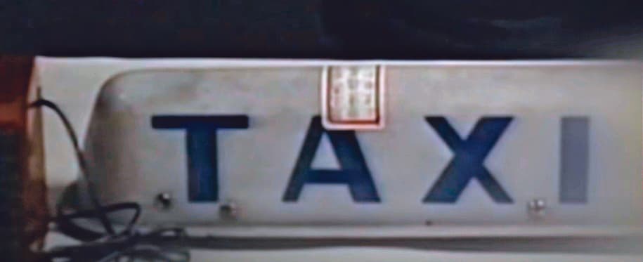 張正義在租來的車上加裝車頂燈,偽裝成計程車。(東森新聞提供)