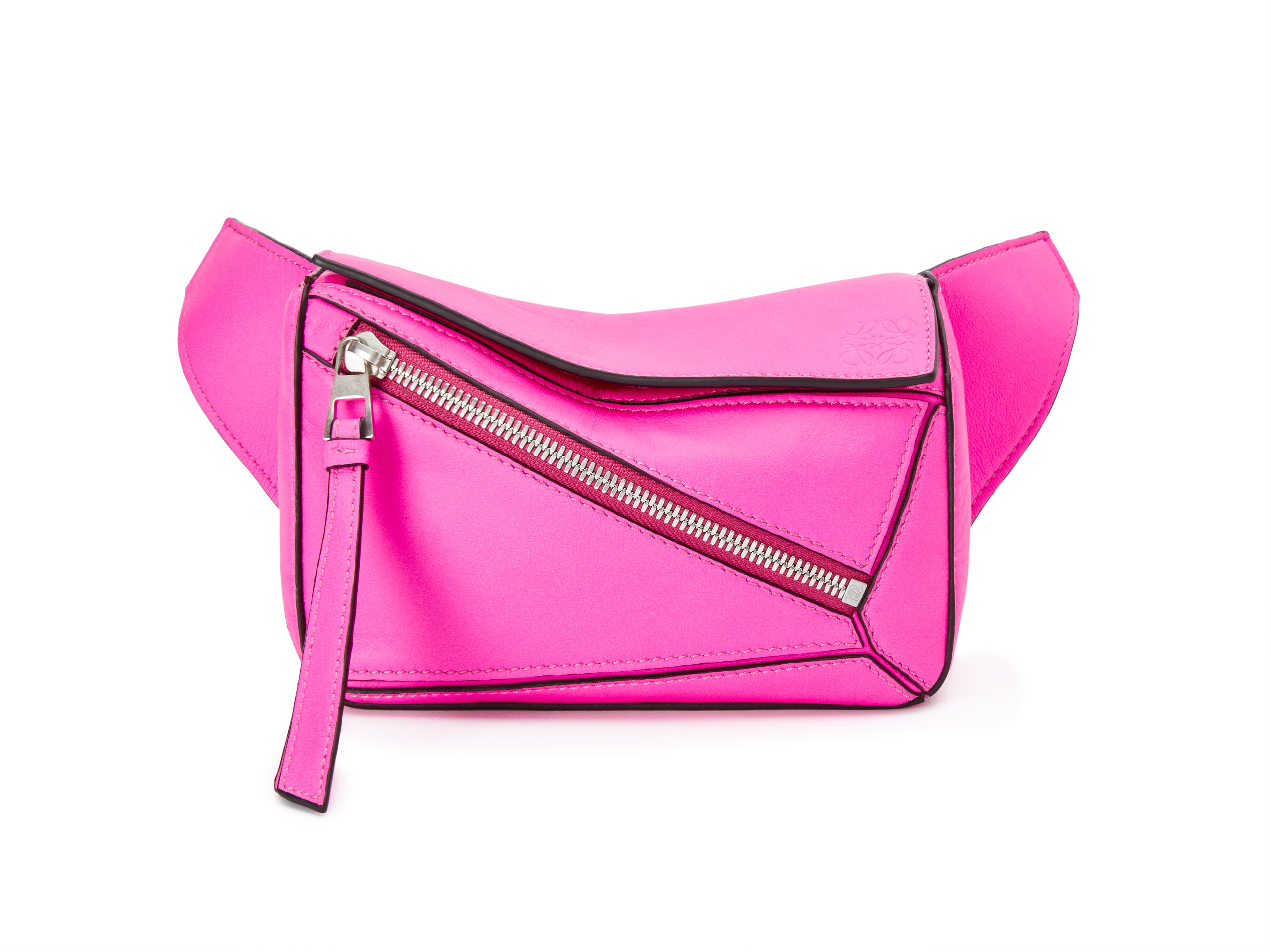 Puzzle螢光粉小牛皮迷你腰包 NT$58,000 LOEWE。(LOEWE提供)