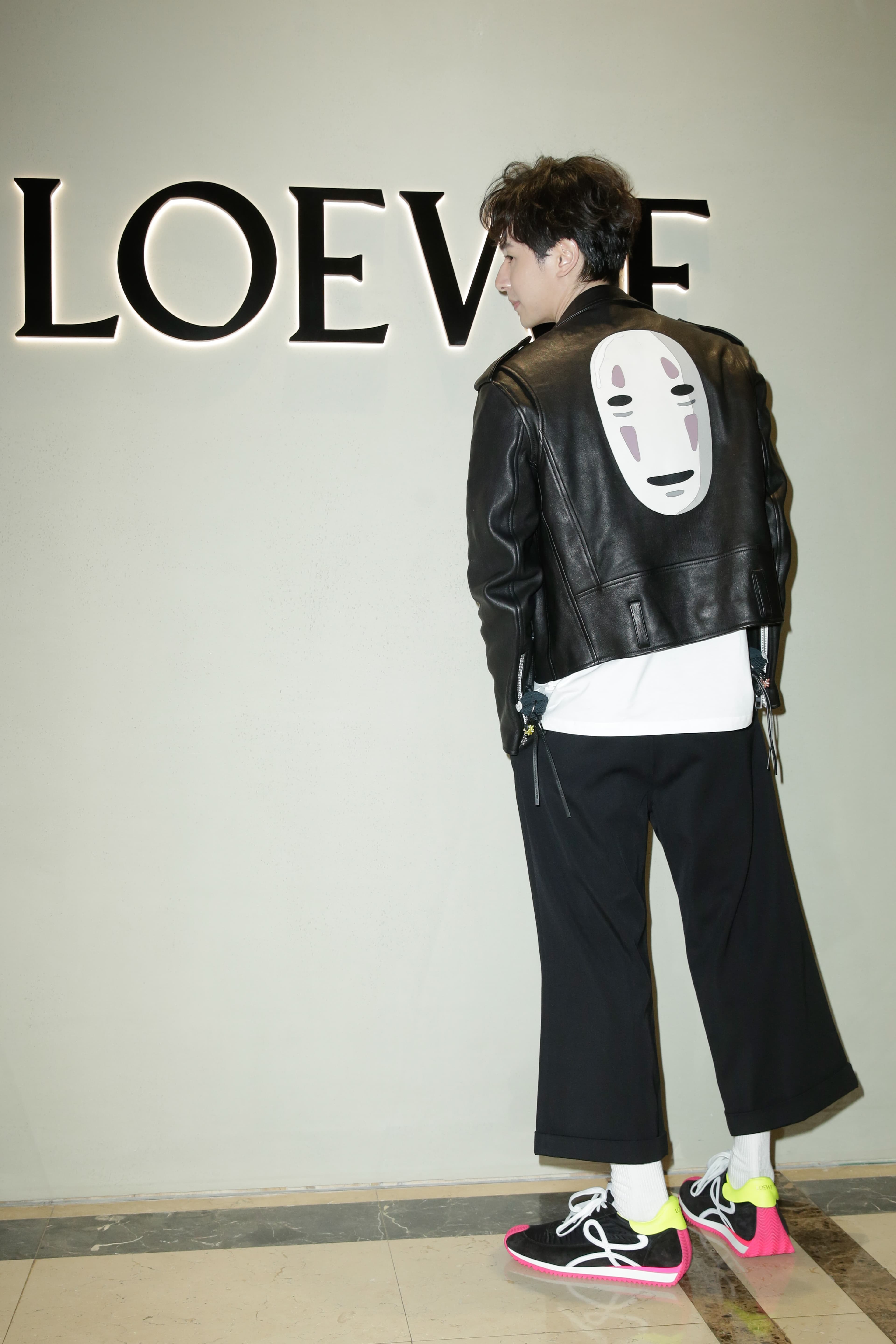 張軒睿身穿LOEWE與《神隱少女》聯名的無臉男皮衣外套,笑說私下談感情很佛系,非戲中的渣男。