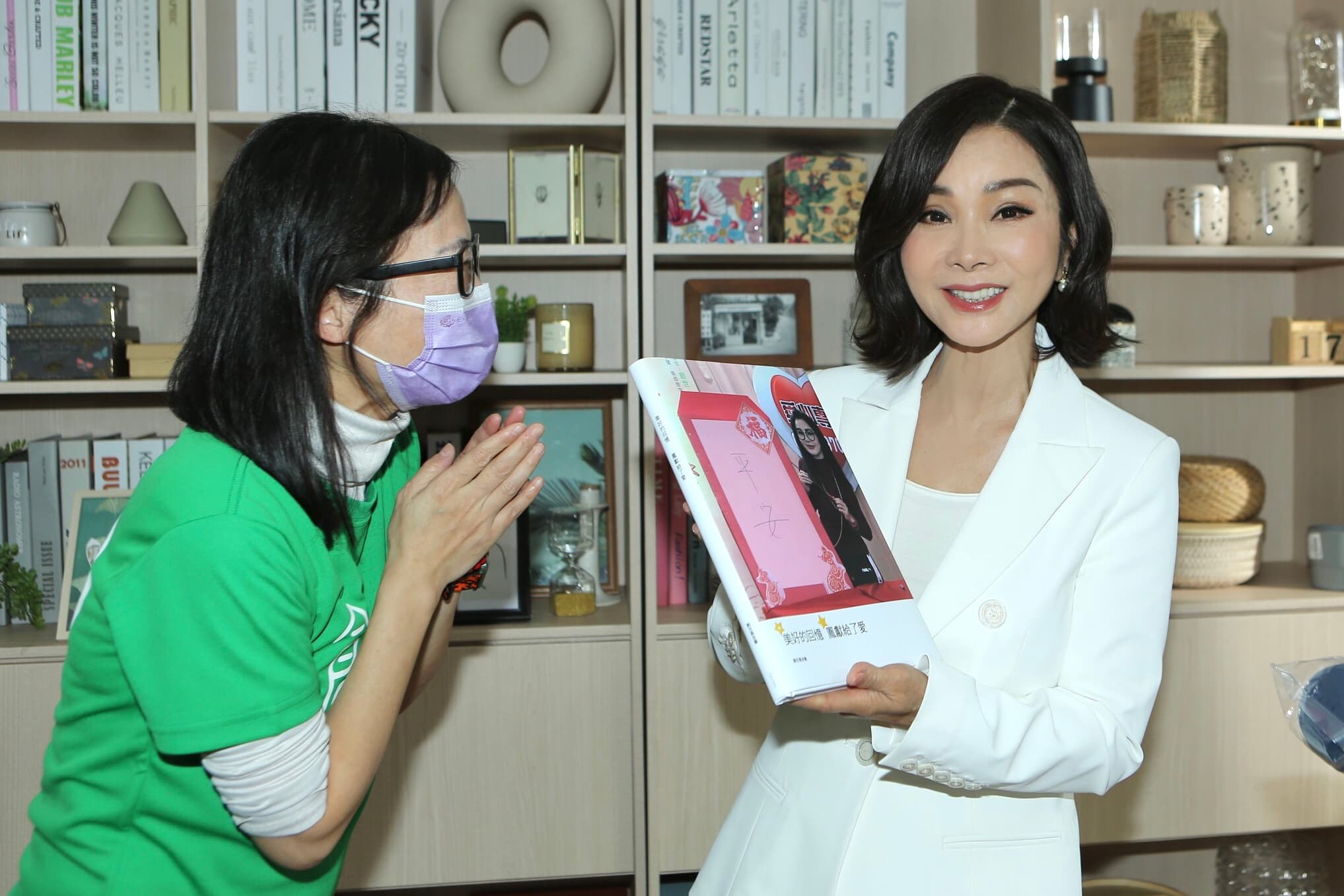 創世基金會也為了感謝陳美鳳每一年的支持,特別送上感謝狀以及「愛心集」。(民視提供)