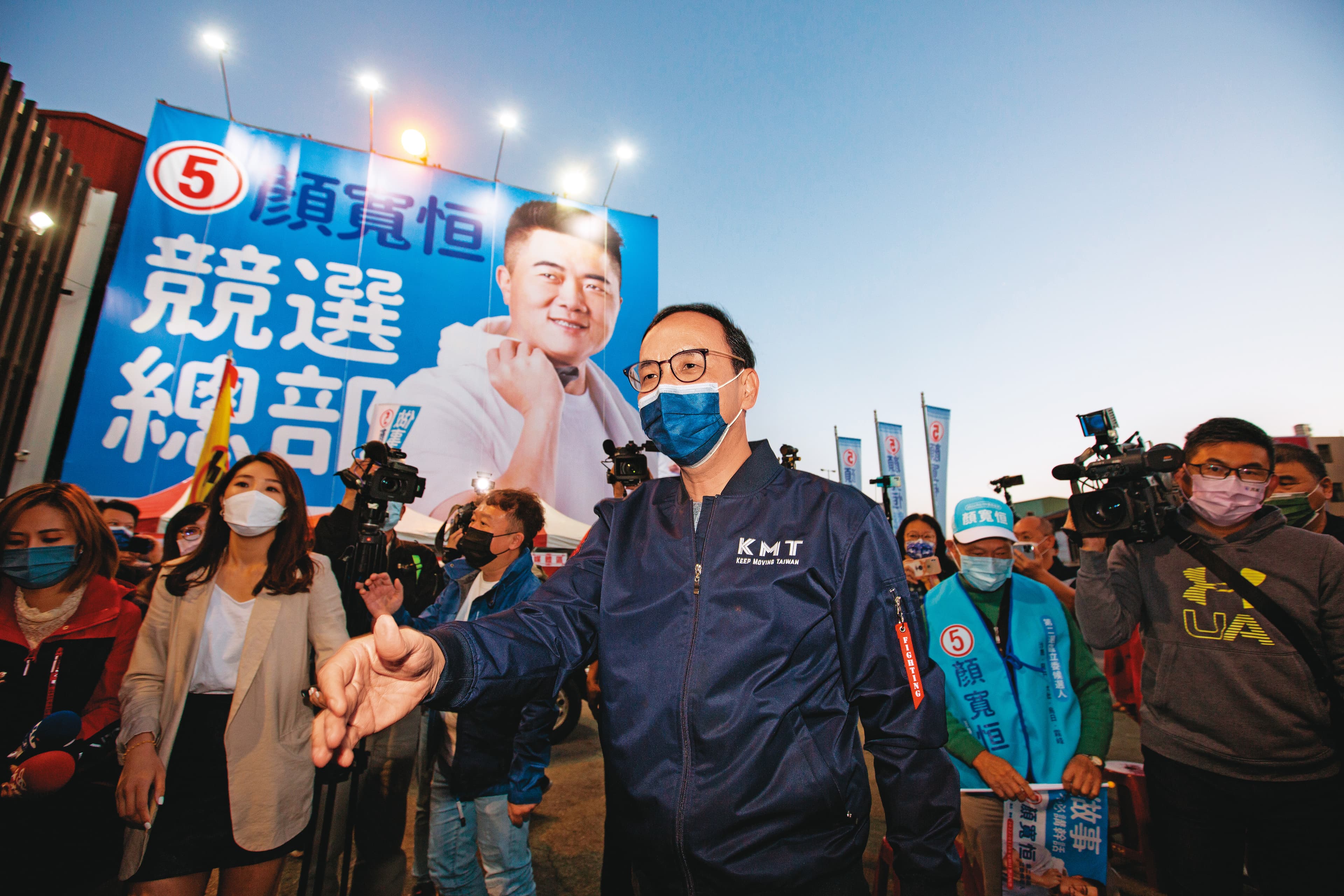 繼公投大敗後,國民黨又逢雙輸,黨內不滿朱立倫領導風格的怨言四起。圖為朱立倫8日出席顏寬恒選前之夜。