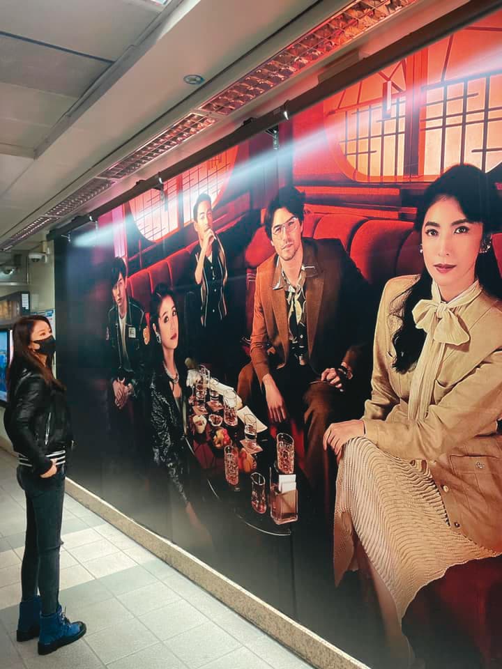 林心如宣傳《華燈初上》不遺餘力,還親自跟宣傳牆面合照,可見戲外也非常賣力推廣作品。(翻攝自林心如臉書)