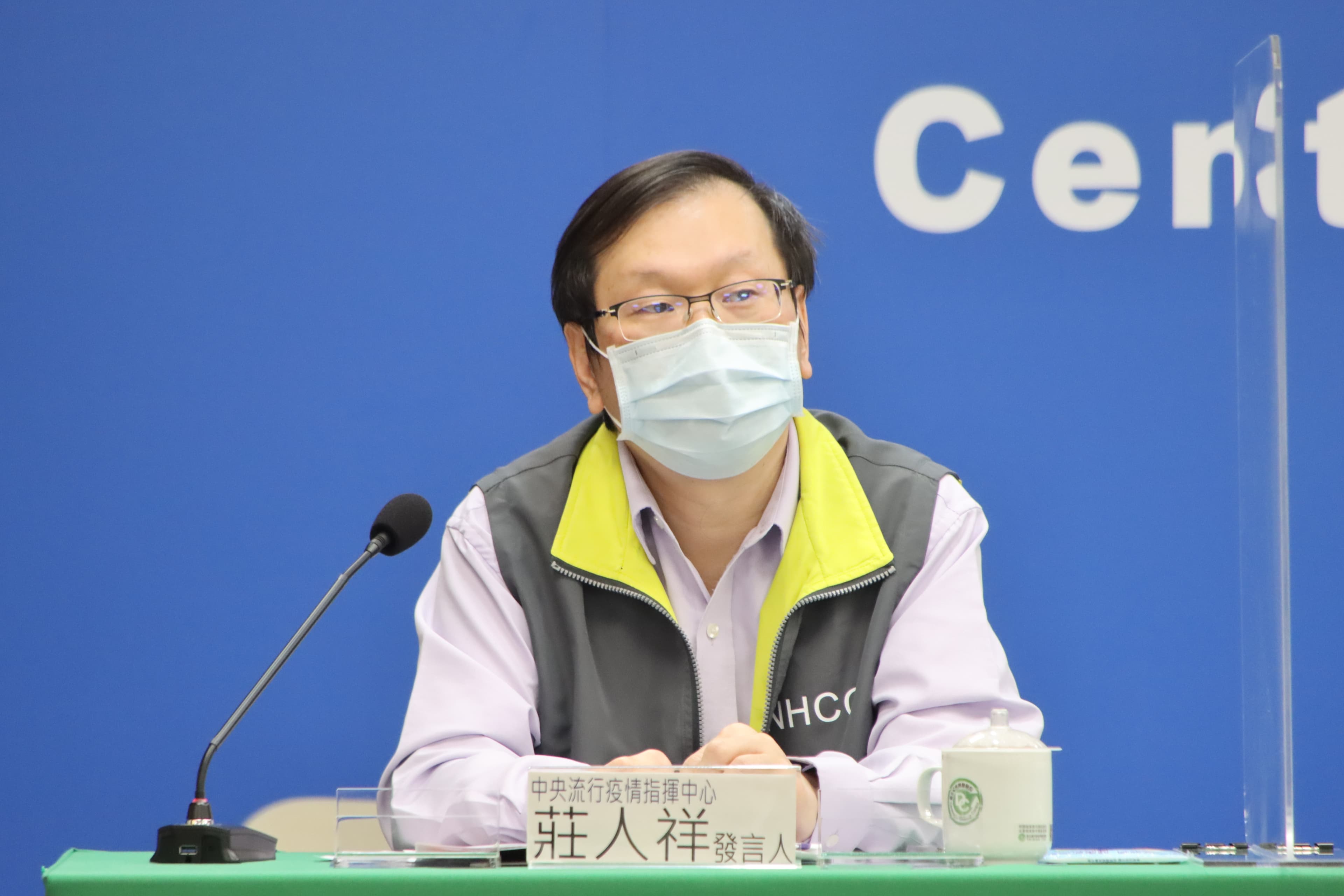 莊人祥說明口服藥物相關情況。(指揮中心提供)