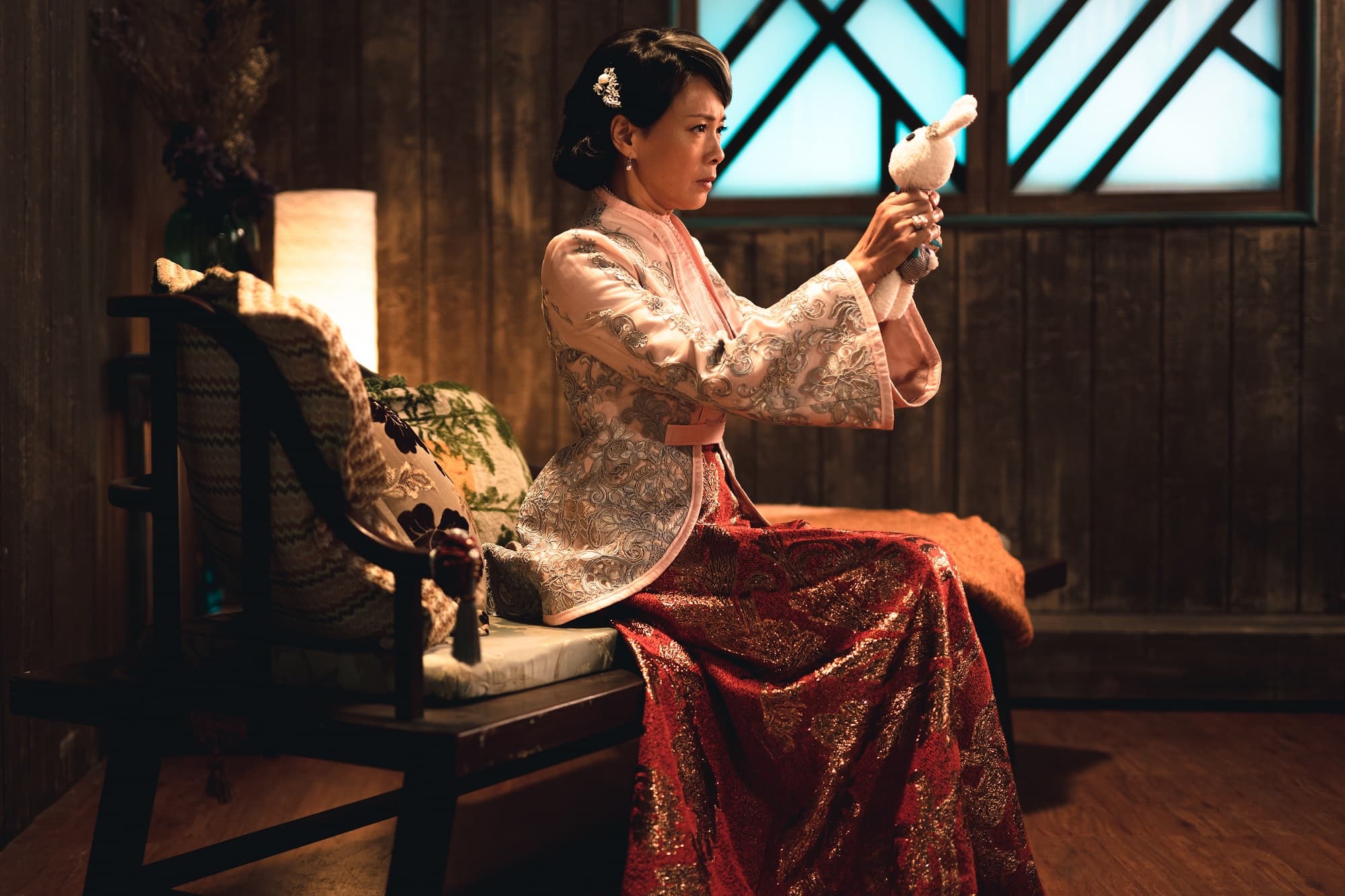 唐美雲團隊為柯淑勤量身訂製的戲服,從細節看得出用心。(民視提供)
